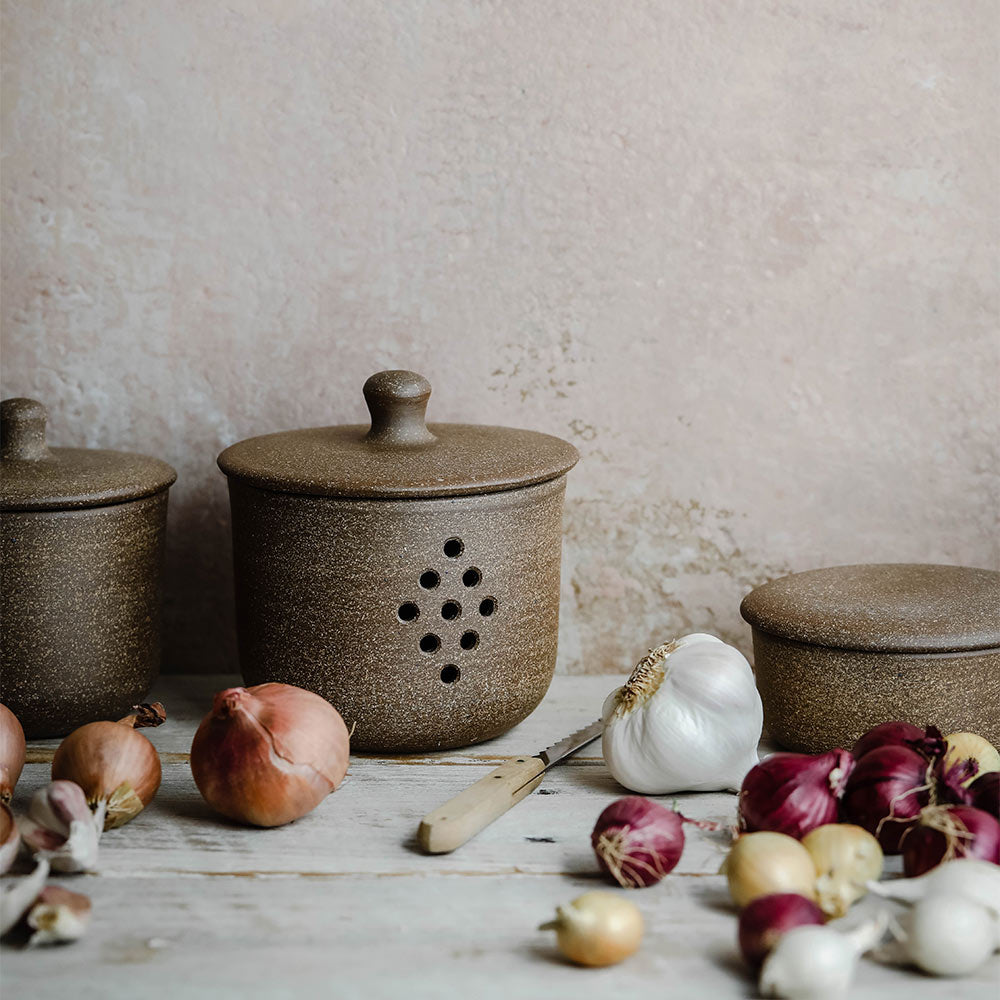 Rustic Ceramic Garlic Keeper with Lid - Airtight Storage Container for Fresh Garlic, Onions & Vegetables - Perfect for Kitchen Countertop, Pantry & Farmhouse Decor