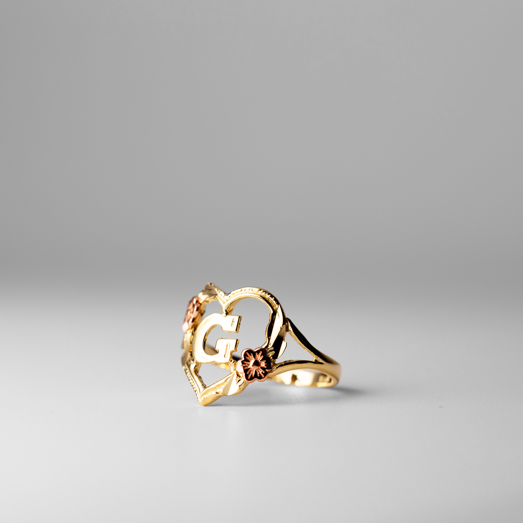 Personalized Gold Heart & Rose Initial Ring for Women - Elegant Custom Name Letter Jewelry Gift for Her - Perfect for Valentine's Day, Anniversary & Romantic Occasions