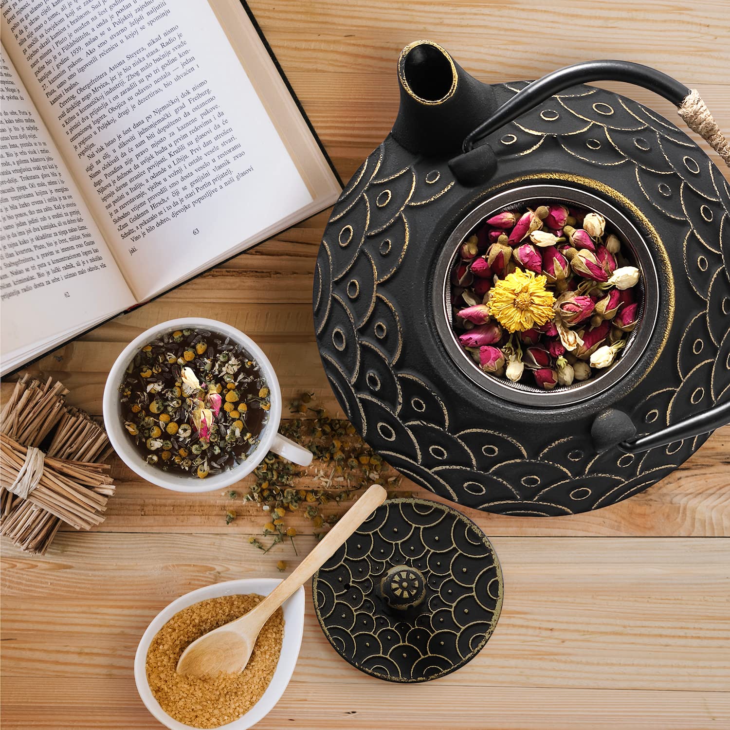 VUDECO 30oz Gold & Black Japanese Cast Iron Teapot Set with Infuser - Traditional Tetsubin for Loose Leaf Tea Brewing - Perfect for Home, Office & Tea Ceremonies - Stovetop & Wood Stove Compatible