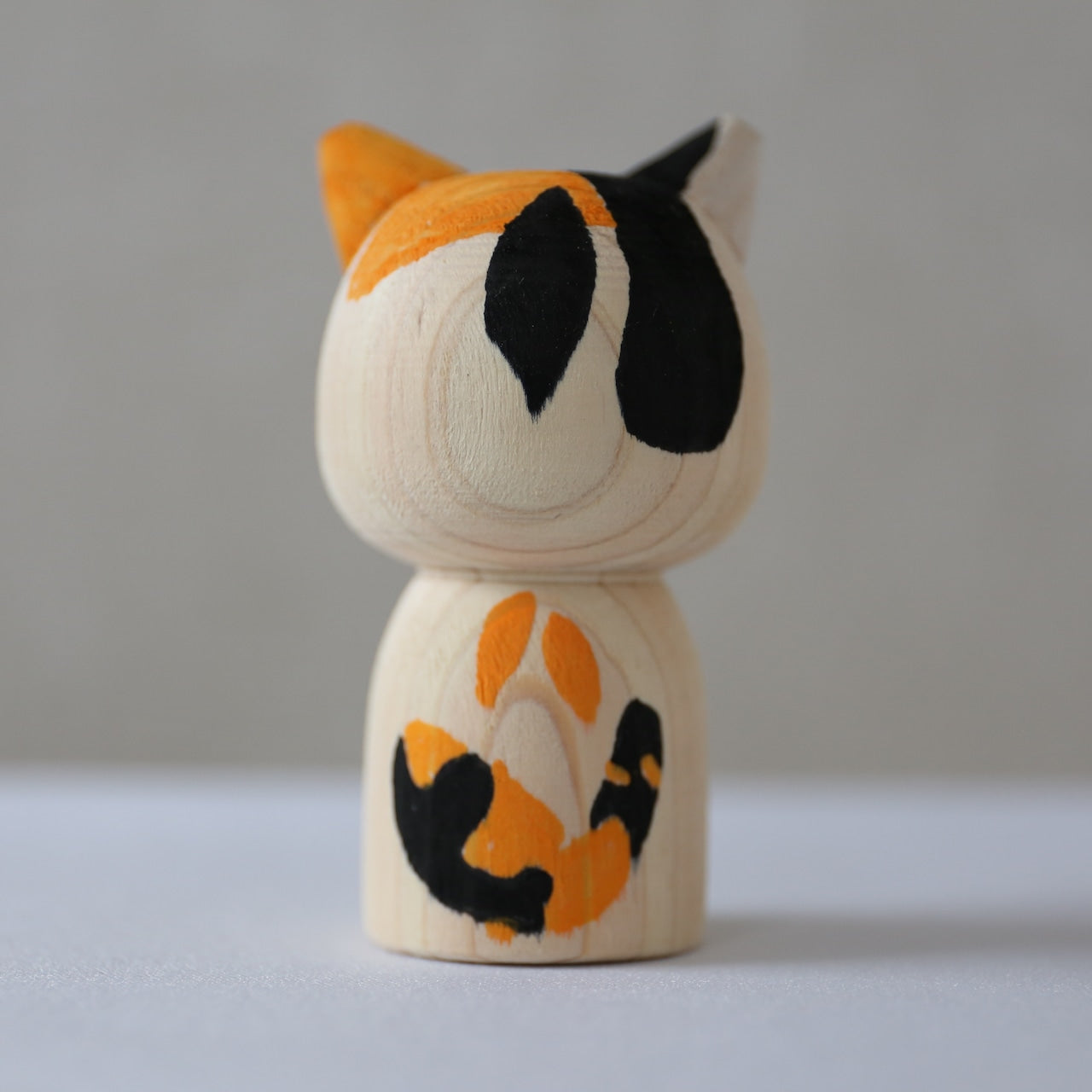 Handmade Japanese Kokeshi Doll - Traditional Calico Cat Figurine | Home Decor, Gift for Cat Lovers, Japanese Culture Enthusiasts | Perfect for Bookshelf Display, Zen Decor, and Unique Gift Giving