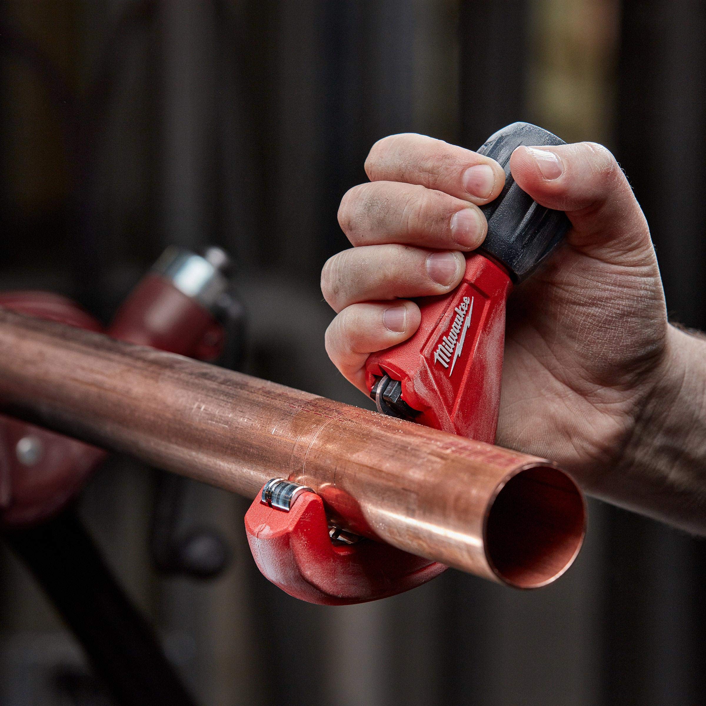 Milwaukee 48229259 Constant Swing Copper Tubing Cutter 3-28mm - Professional HVAC & Plumbing Tool for Pipe Cutting - Ideal for DIY Home Repairs, Construction, and Industrial Applications