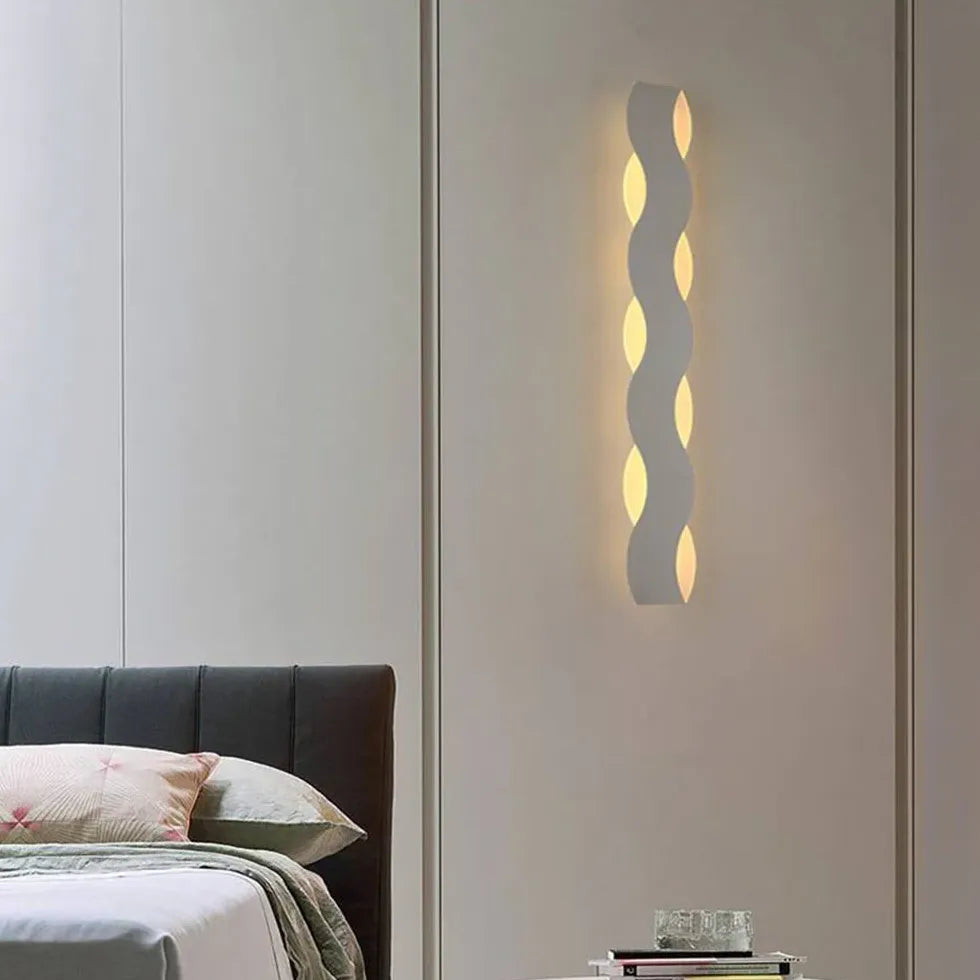Modern Wavy Minimalist Wall Lamp - Sleek LED Sconce for Bedroom, Living Room & Hallway Lighting - Dimmable Ambient Decor