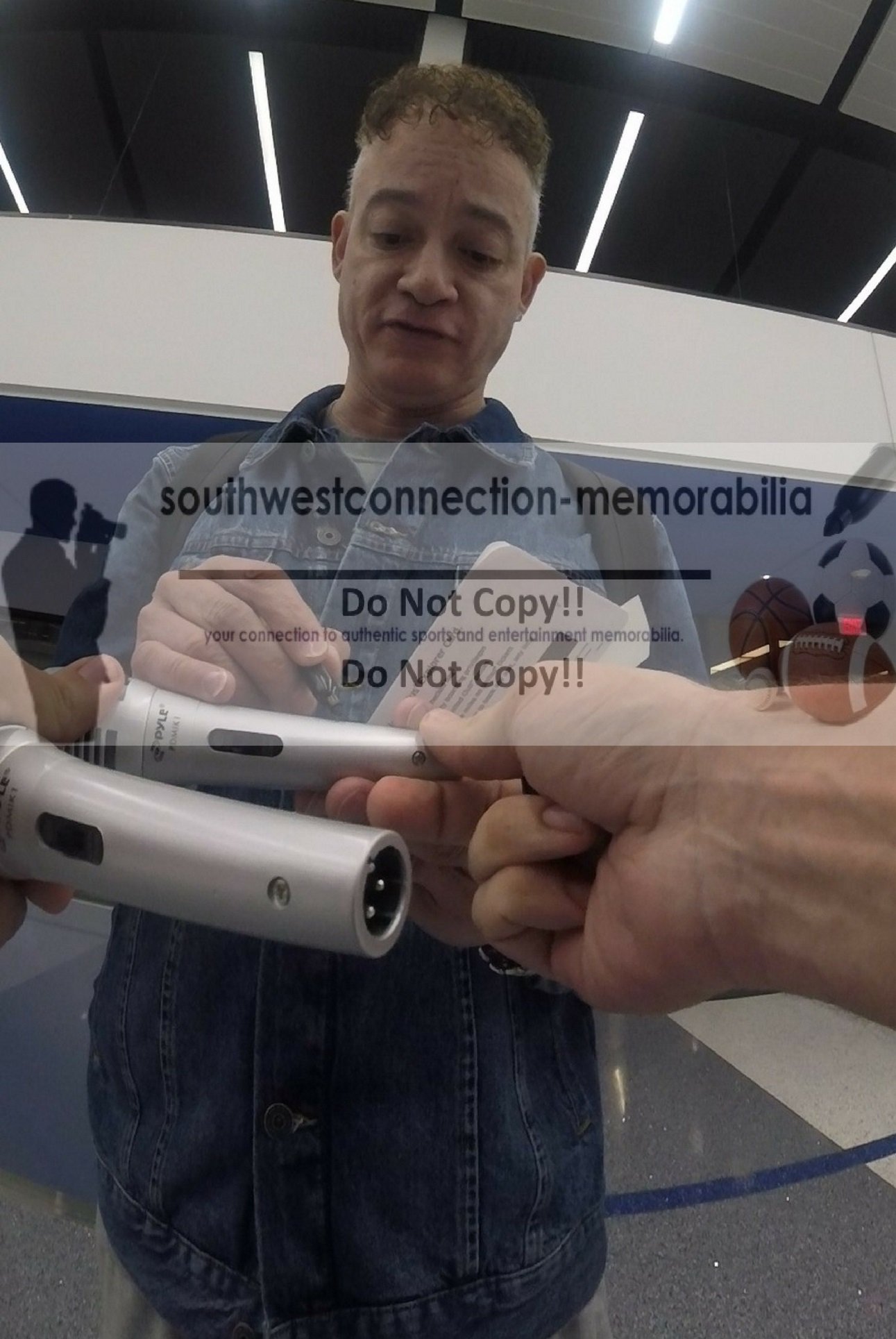 Kid 'N Play Signed Microphone - Christopher Reid Autographed Collectible with Certificate of Authenticity - Perfect for Hip Hop Memorabilia Fans & 90s Rap Enthusiasts - Great for Display in Music Rooms, Man Caves, or as a Gift for Rap Lovers