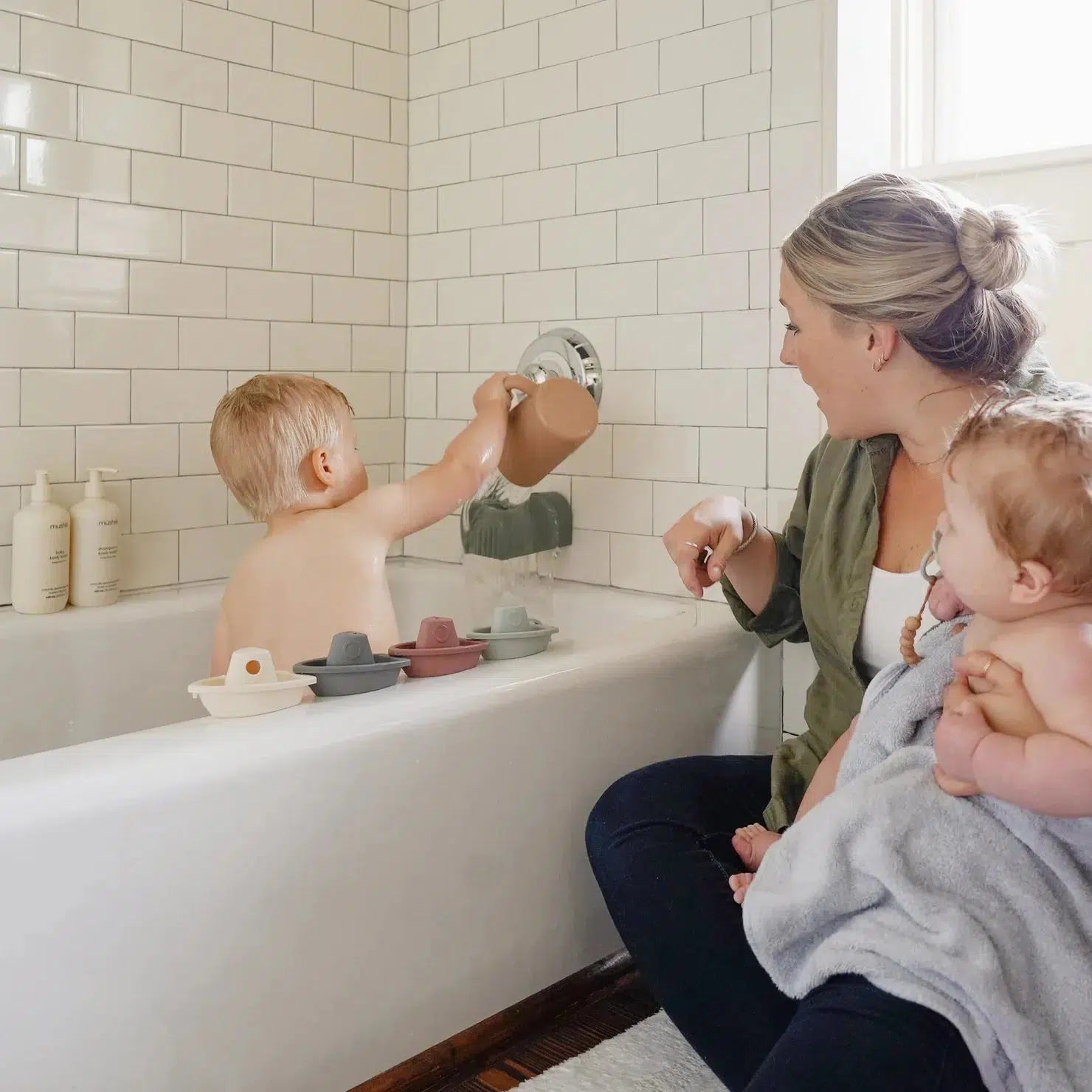 Mushie Retro Bath Boats Play Set - 6-Piece Toddler Bath Toy for Kids, Floating Boat Toys for Bathtime Fun, Perfect for Sensory Play and Early Learning - Ideal for Baby Shower Gifts and Bath Time Activities