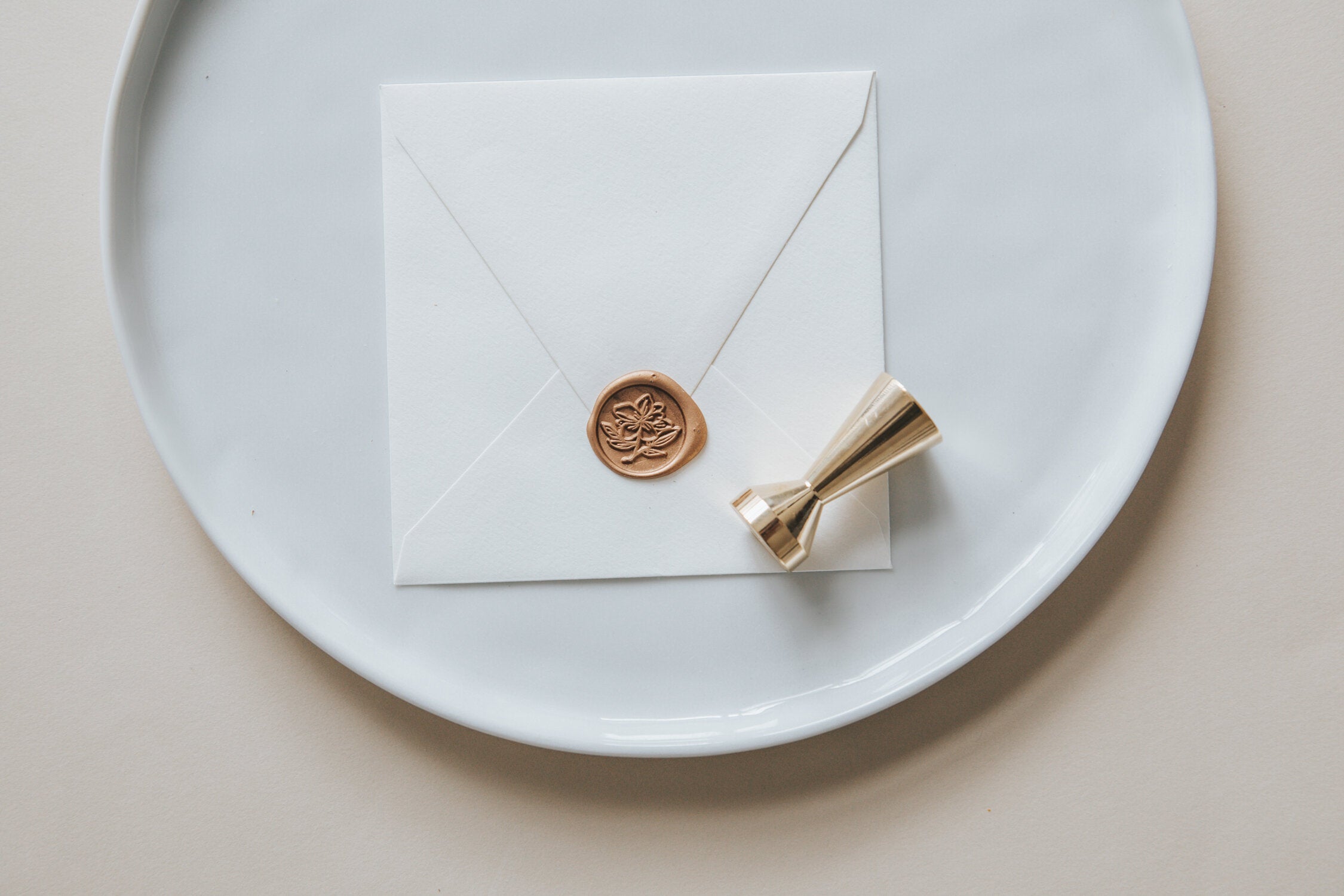 Magnolia Wax Seal Stamp Kit - Elegant Personalized Wax Seal Stamps for Wedding Invitations, Letters & DIY Crafts - Vintage Wax Seal Stamp with Custom Initials & Floral Design
