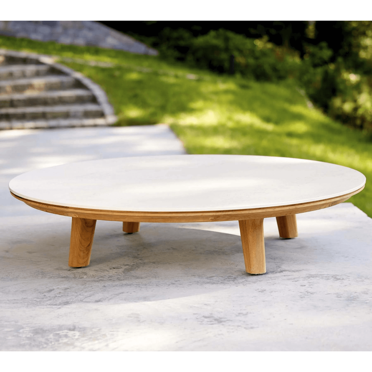 Modern Round Outdoor Coffee Table - Weather-Resistant Patio Furniture for Garden, Poolside & Backyard Relaxation