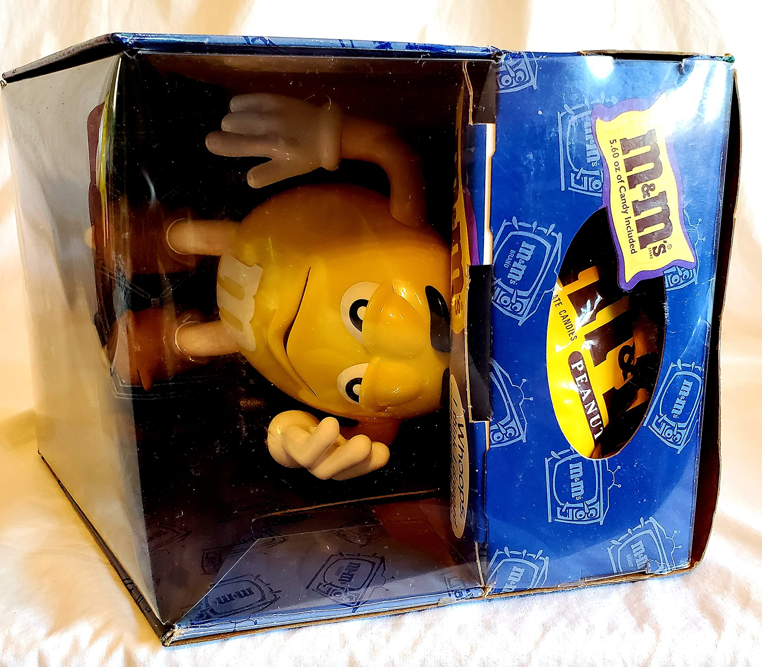 M&M'S LA-Z-BOY Candy Dispenser - Fun Novelty Candy Holder for Office, Home & Parties - Perfect for Halloween, Christmas & Gift Giving