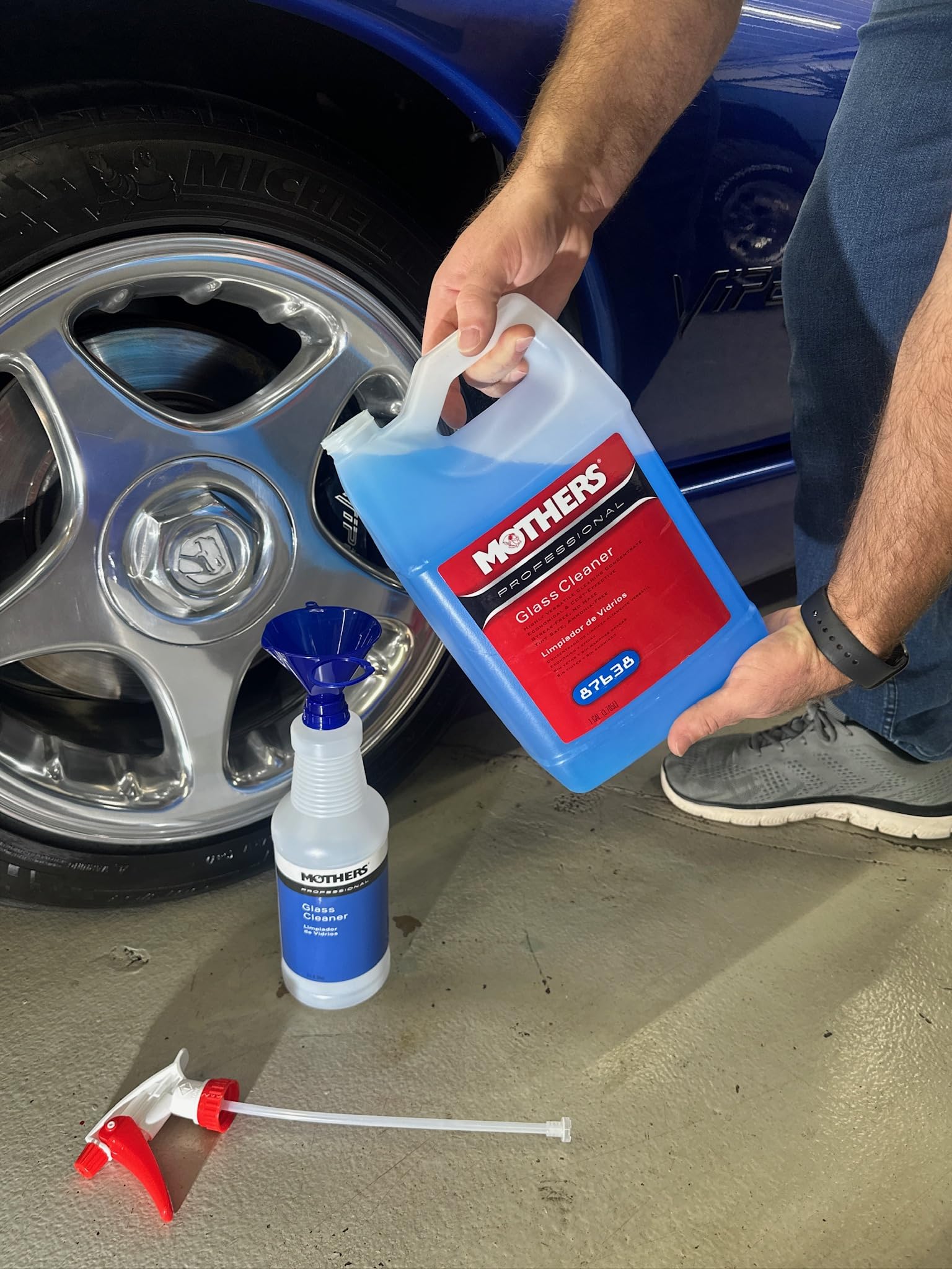 Mothers 87645 Professional Glass Cleaner - 5 Gallon Bulk Refill for Car Windows, Mirrors & Home Glass Surfaces - Streak-Free Shine for Auto Detailing & Household Cleaning
