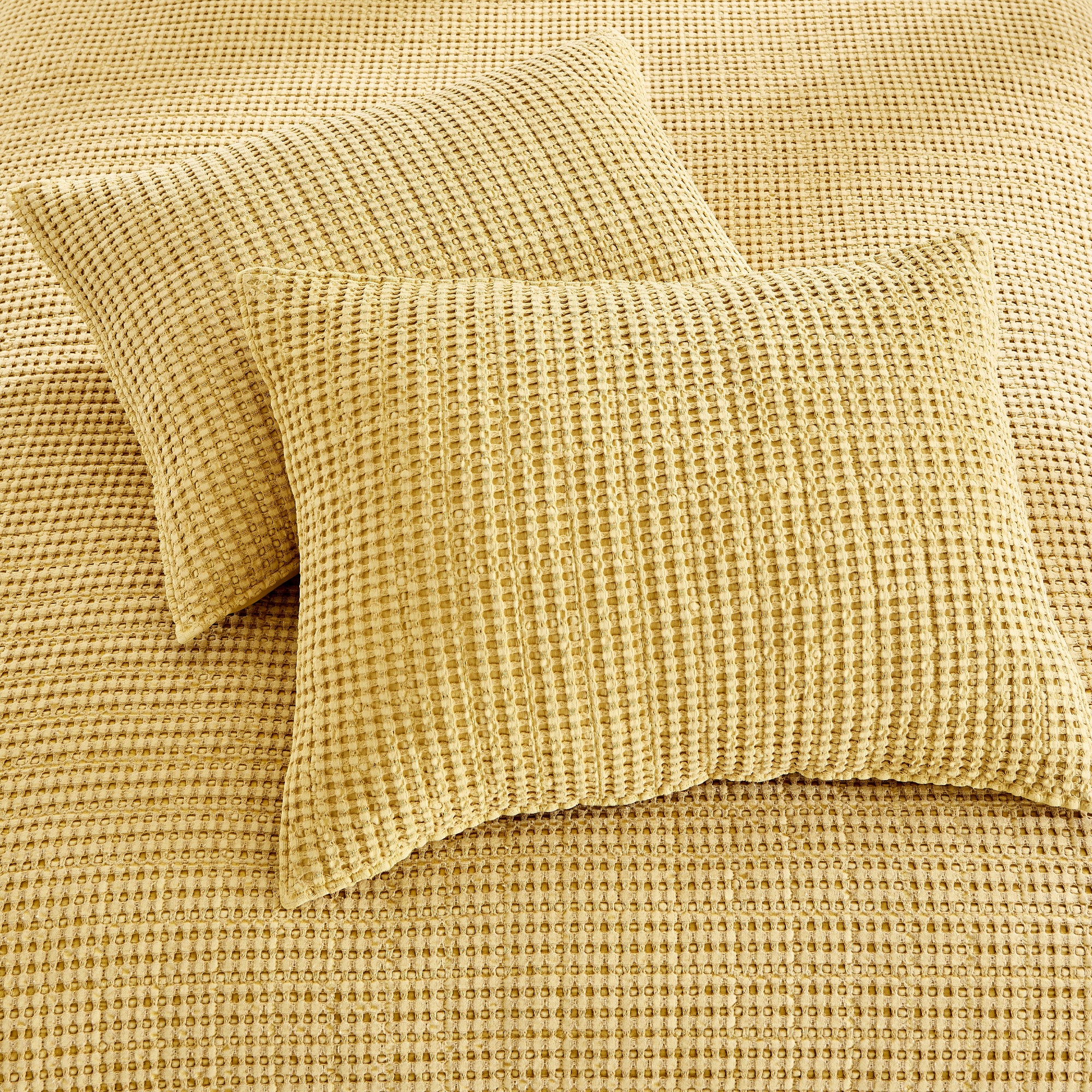 Luxury Mills Waffle Quilt Set - Ultra Soft Bedding Collection for Queen/King Size Beds - Perfect for Cozy Bedrooms, Guest Rooms & Hotel Stays