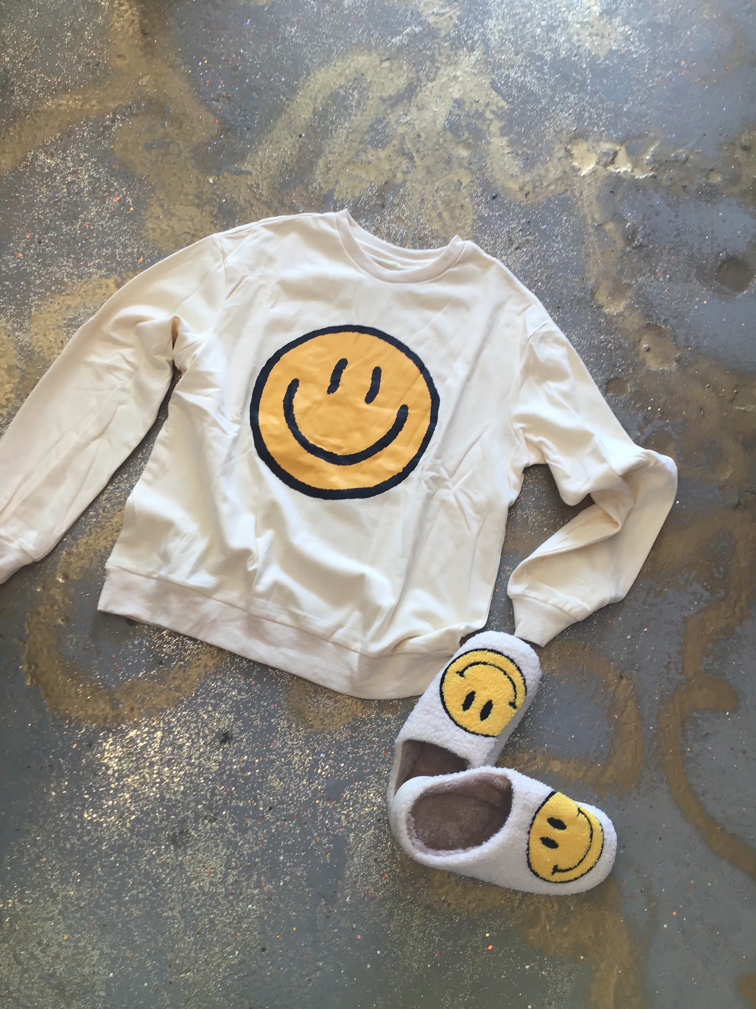 Trendy Smiley Face Sweatshirt for Women & Men - Soft Cotton Pullover Hoodie for Casual Wear, Street Style & Everyday Comfort