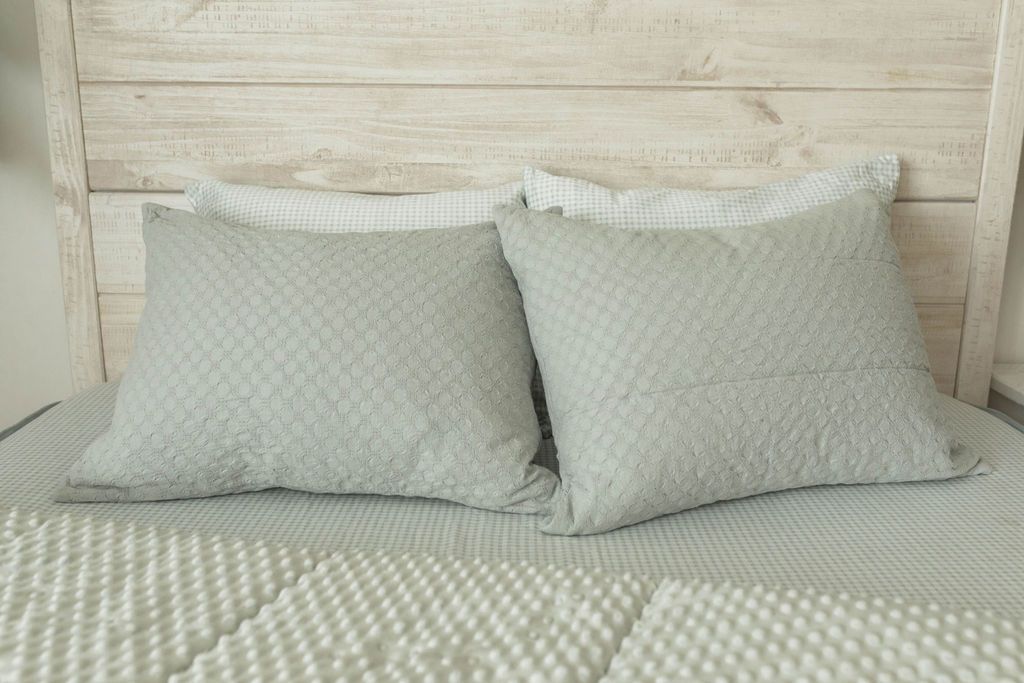Chloe Luxe Silk Pillowcase for Hair & Skin - Soft & Smooth 100% Mulberry Silk Pillowcase for Beauty Sleep, Wrinkle Prevention & Hair Care - Perfect for Bedroom, Travel & Spa