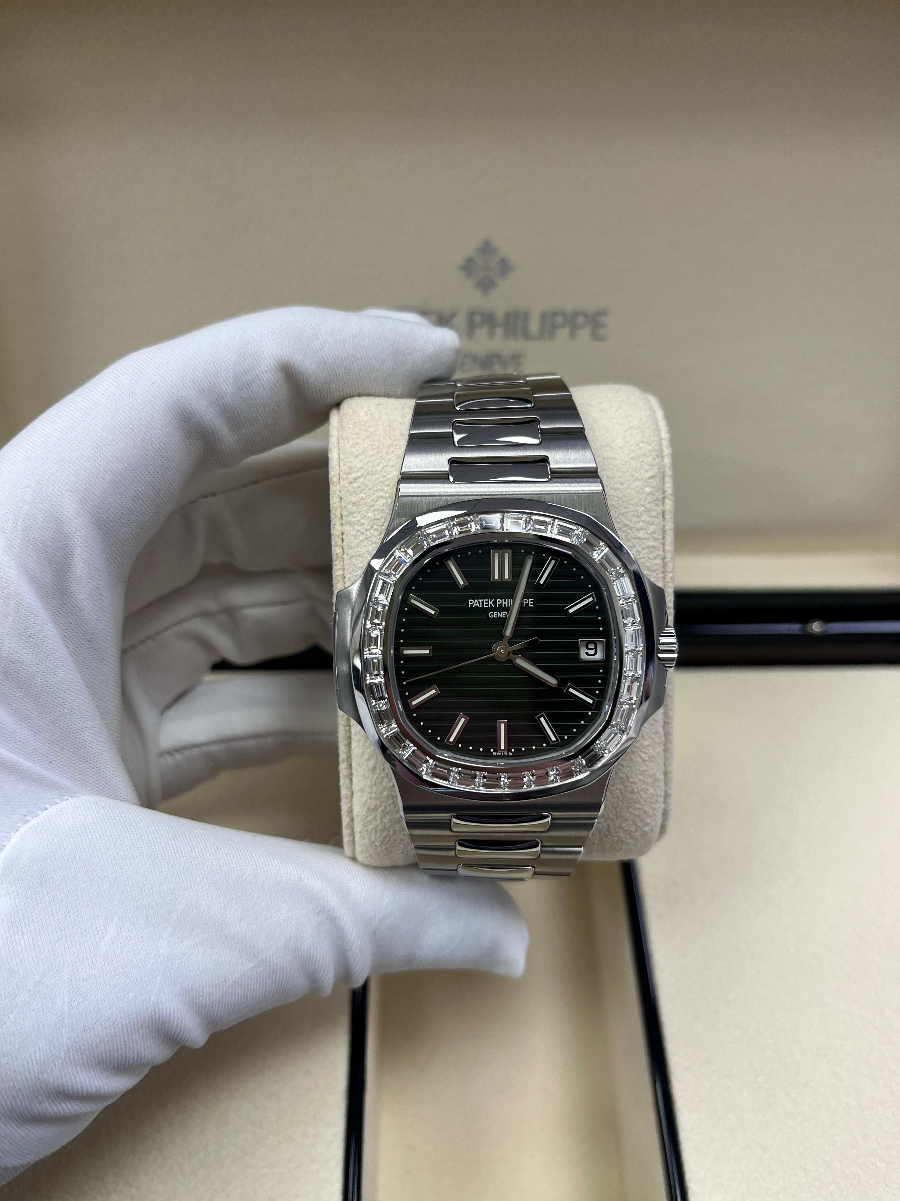 Patek Philippe Nautilus 5711/1300A-001 Luxury Watch with Green Dial - Perfect for Business Meetings & Formal Events