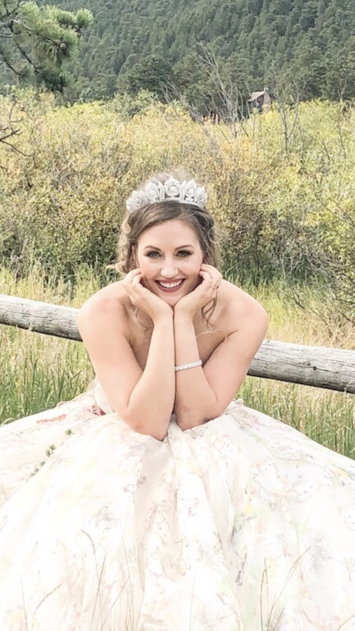 Royal Bridal Crown for Women - Elegant Wedding Tiara with Crystals - Perfect for Brides, Prom, Pageants, and Special Occasions