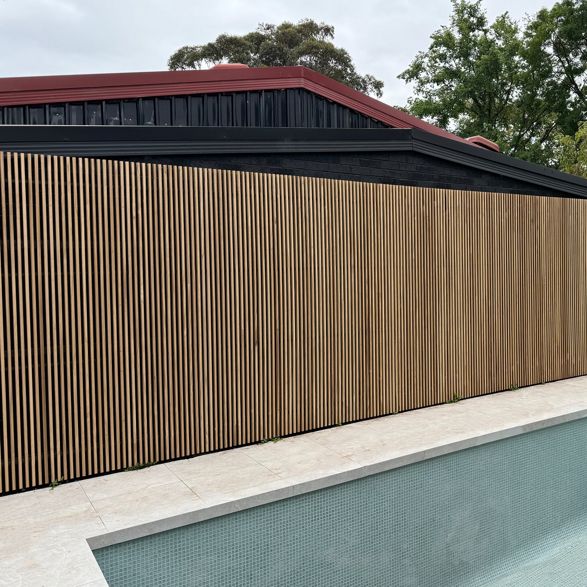 Premium WOODFLEX Flexible Outdoor Hardwood Batten Pool Fence Cladding - Oak & Black (2400mm x 600mm) | Durable Weatherproof Pool Safety Barrier for Backyard, Garden & Commercial Use