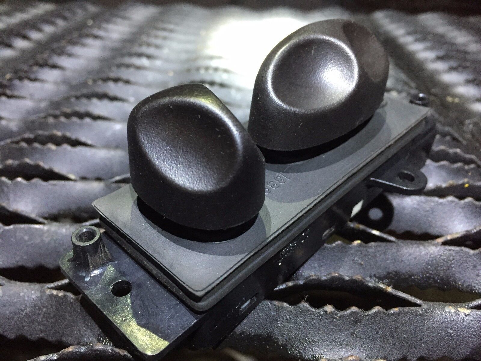 2003-2008 Jaguar X-Type Left Front Driver Power Seat Switch Without Memory OEM Replacement - Perfect for Seat Adjustment & Repair