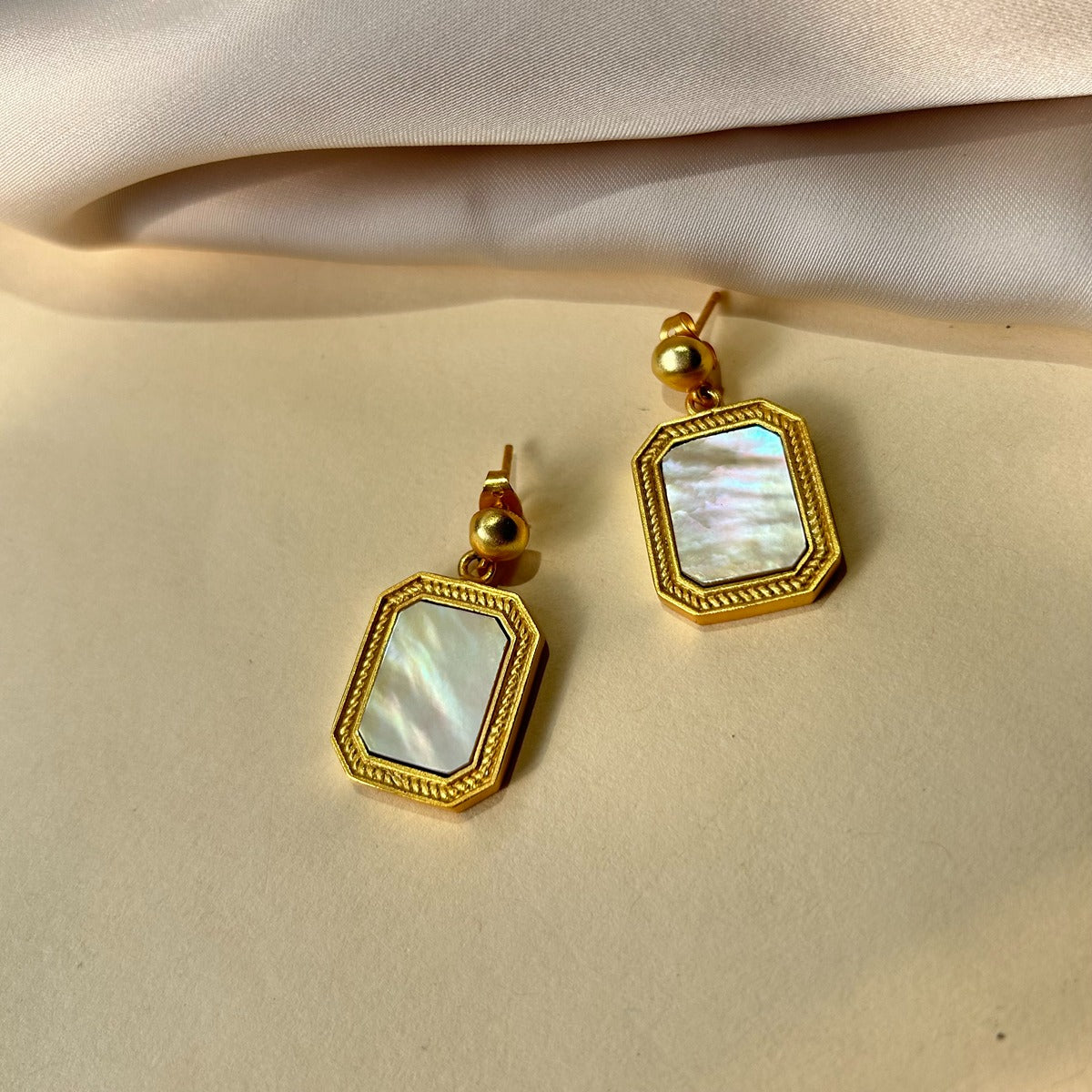 True Essence Mother of Pearl Pendant Necklace & Stud Earrings Set - Elegant Jewelry Gift for Women, Perfect for Weddings, Anniversaries and Special Occasions