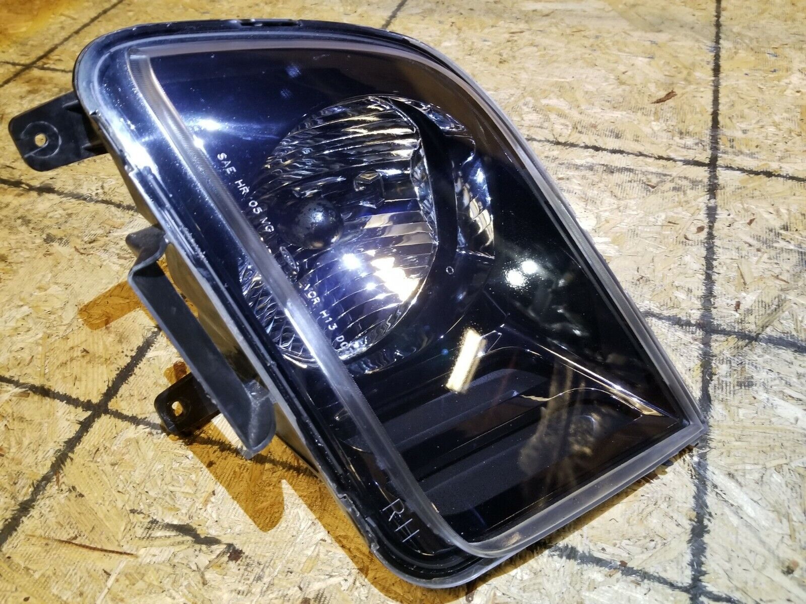 2005-2009 Ford Mustang Right Passenger Side Headlight Assembly - OEM Replacement Part for Improved Night Driving & Safety