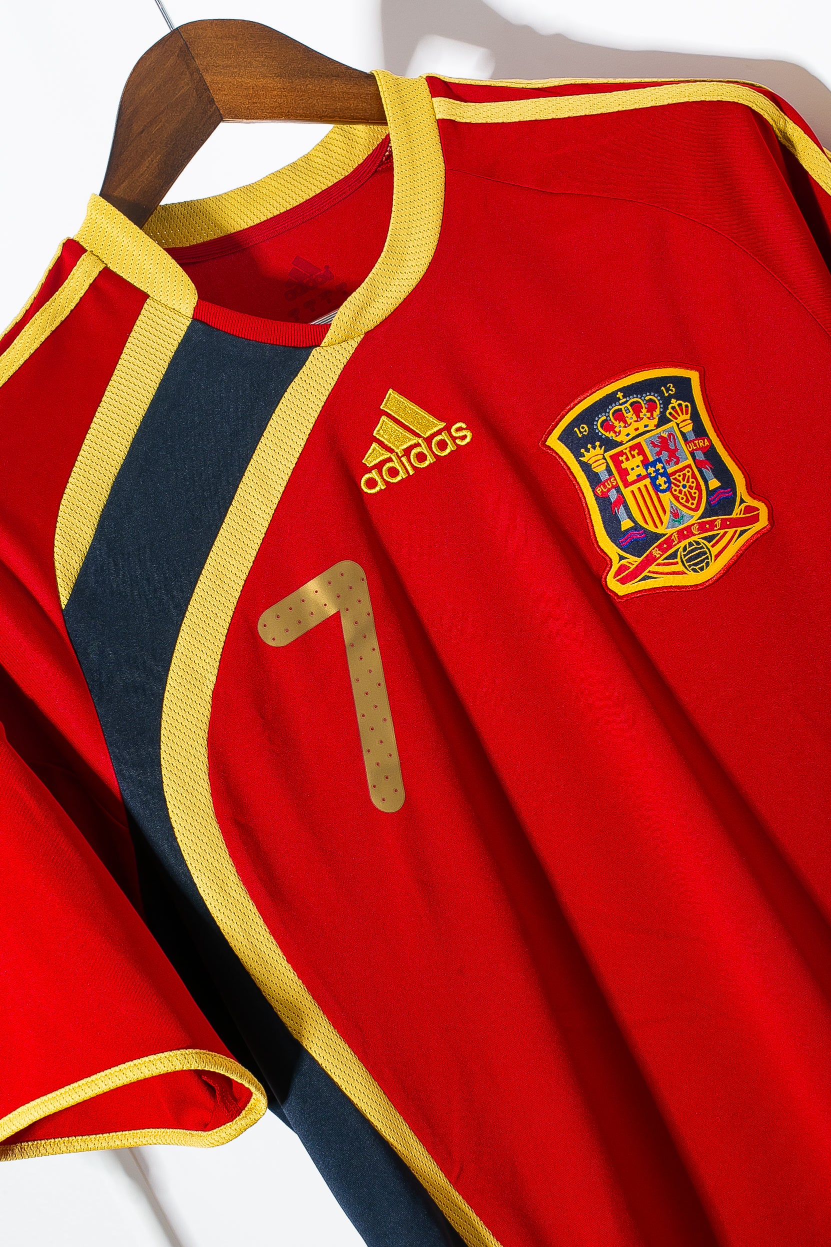 Authentic 2008 Spain Home Soccer Jersey David Villa #7 (M) - Perfect for Matches, Fan Events & Collectibles