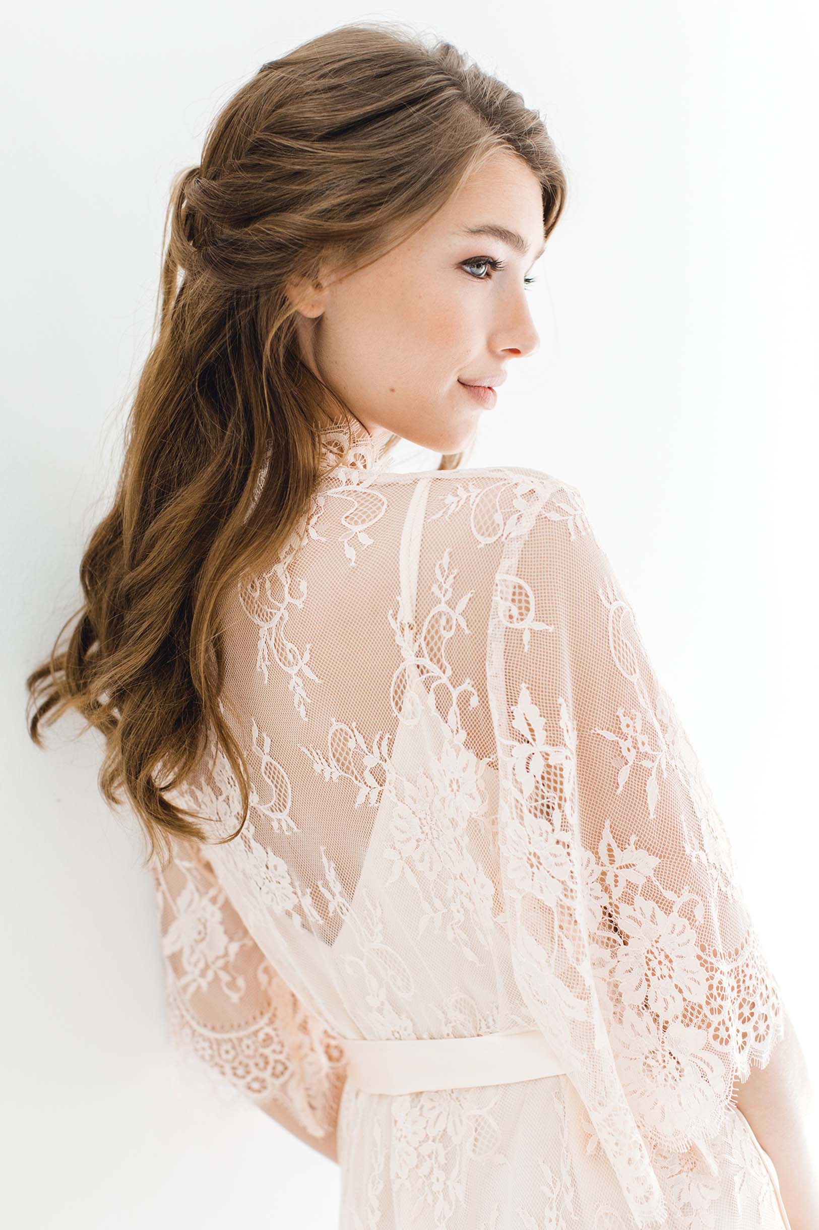 Elegant Swan Queen Bridal Lace Robe in Blush Pink - Perfect for Wedding Morning, Bridal Shower & Honeymoon Getaway