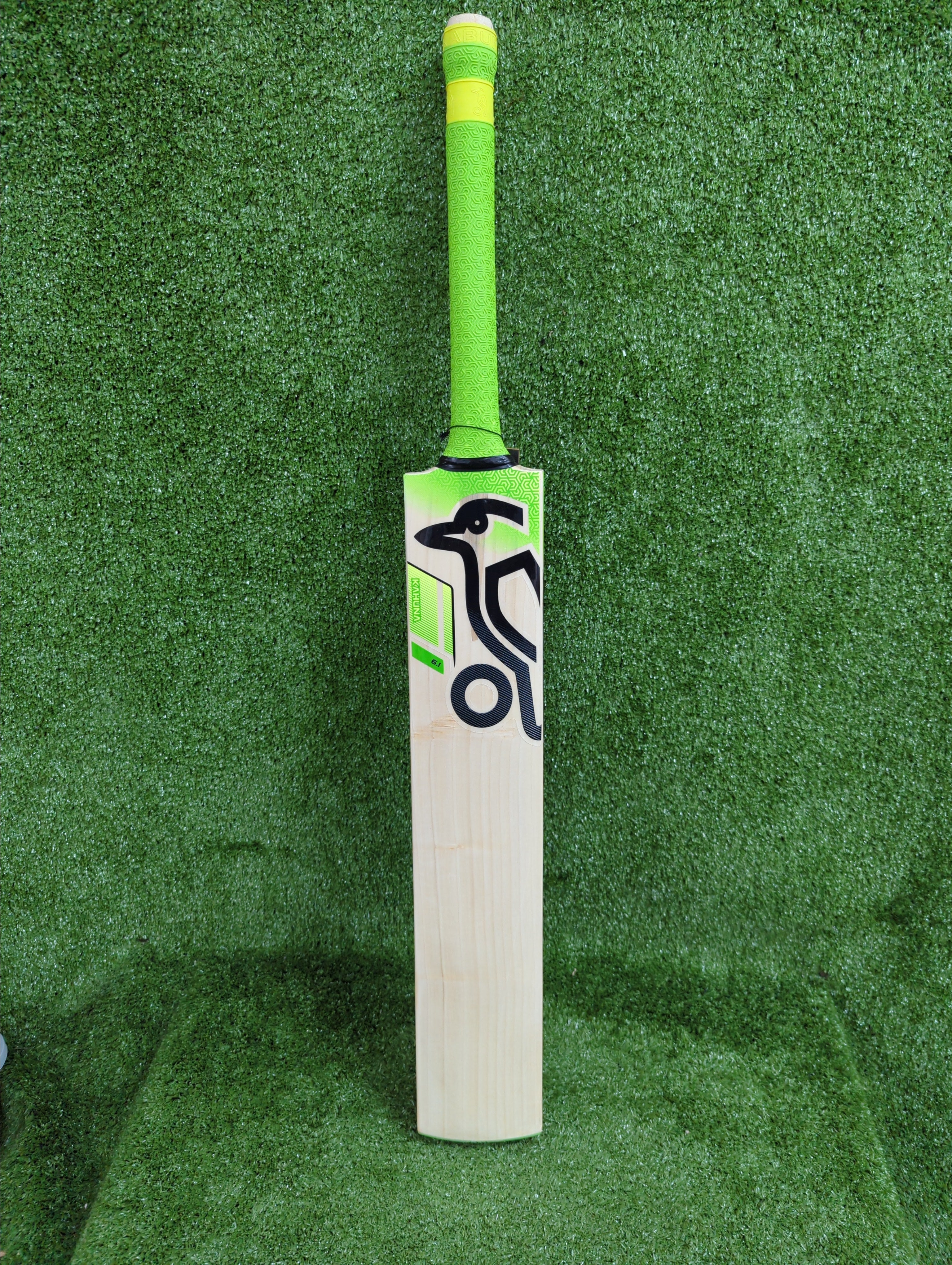 Kookaburra Kahuna 6.1 English Willow Cricket Bat - Premium Professional Grade for Adult Players - Perfect for Matches, Training & Club Cricket