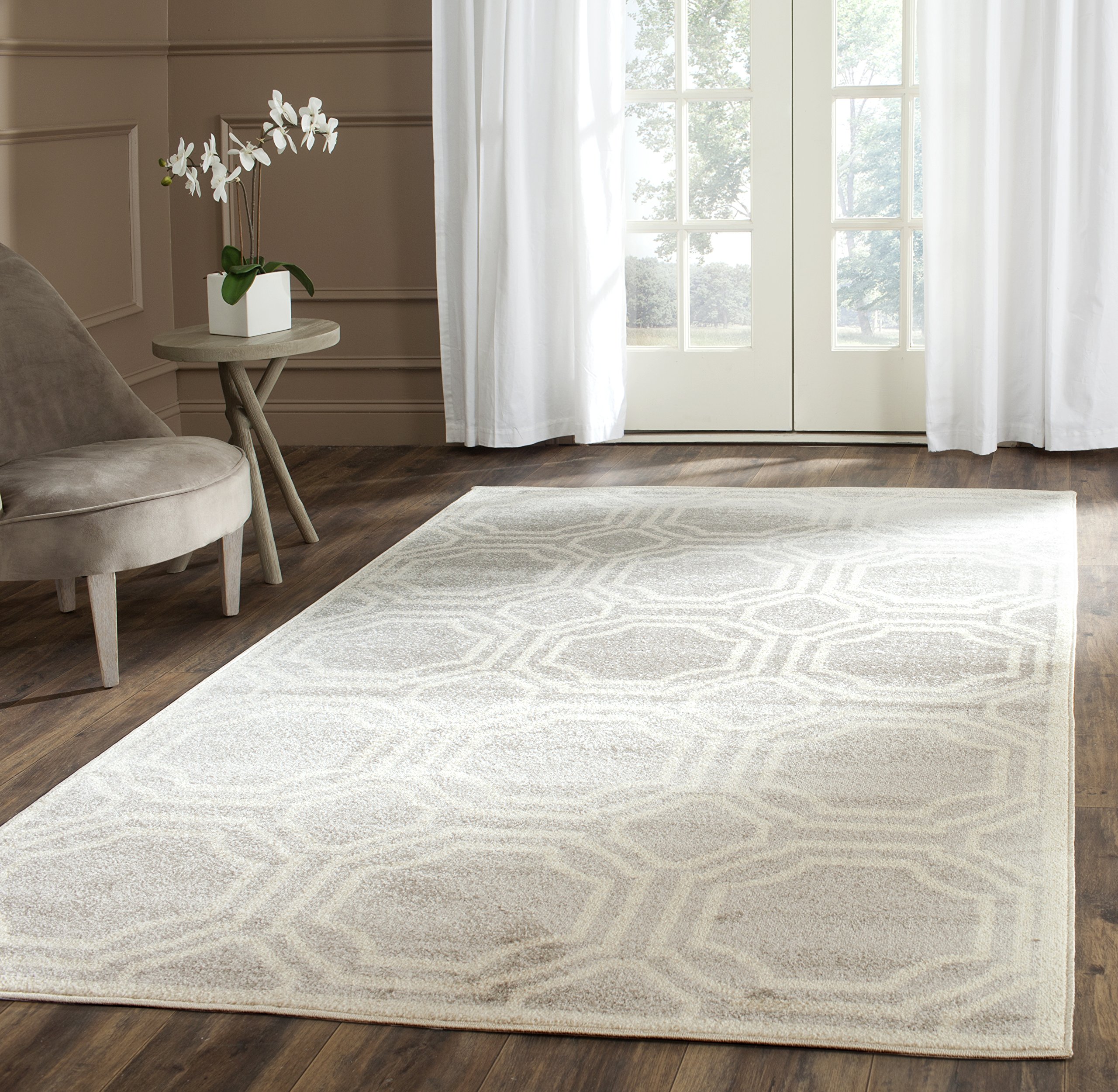 SAFAVIEH Amherst Collection 6' x 9' Light Grey & Ivory Geometric Area Rug - Non-Shedding, Easy Care, Stain Resistant - Perfect for Living Room, Bedroom, Office & High Traffic Areas (AMT411B)