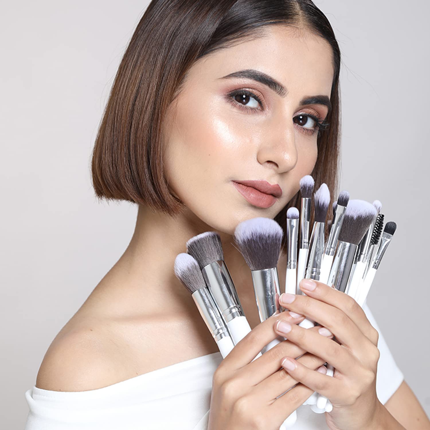 Praush P13 Professional Lip Brush for Precise Makeup Application - Perfect for Lipstick, Lip Gloss & Liquid Lipstick - Ideal for Makeup Artists & Beauty Enthusiasts