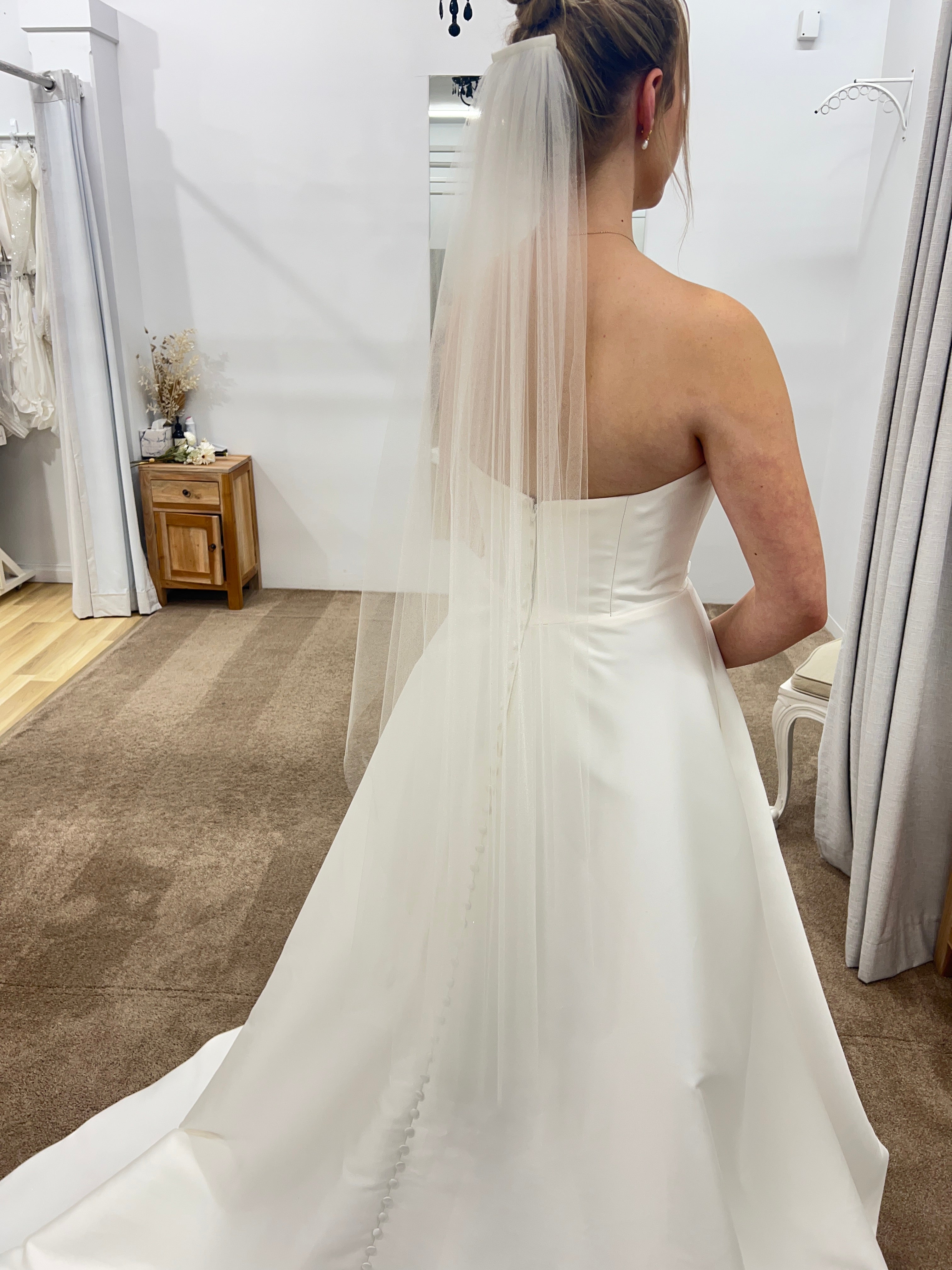Elegant Glitter Tulle Raw Edge Wedding Veil - Perfect for Bridal Ceremonies, Photos & Special Occasions