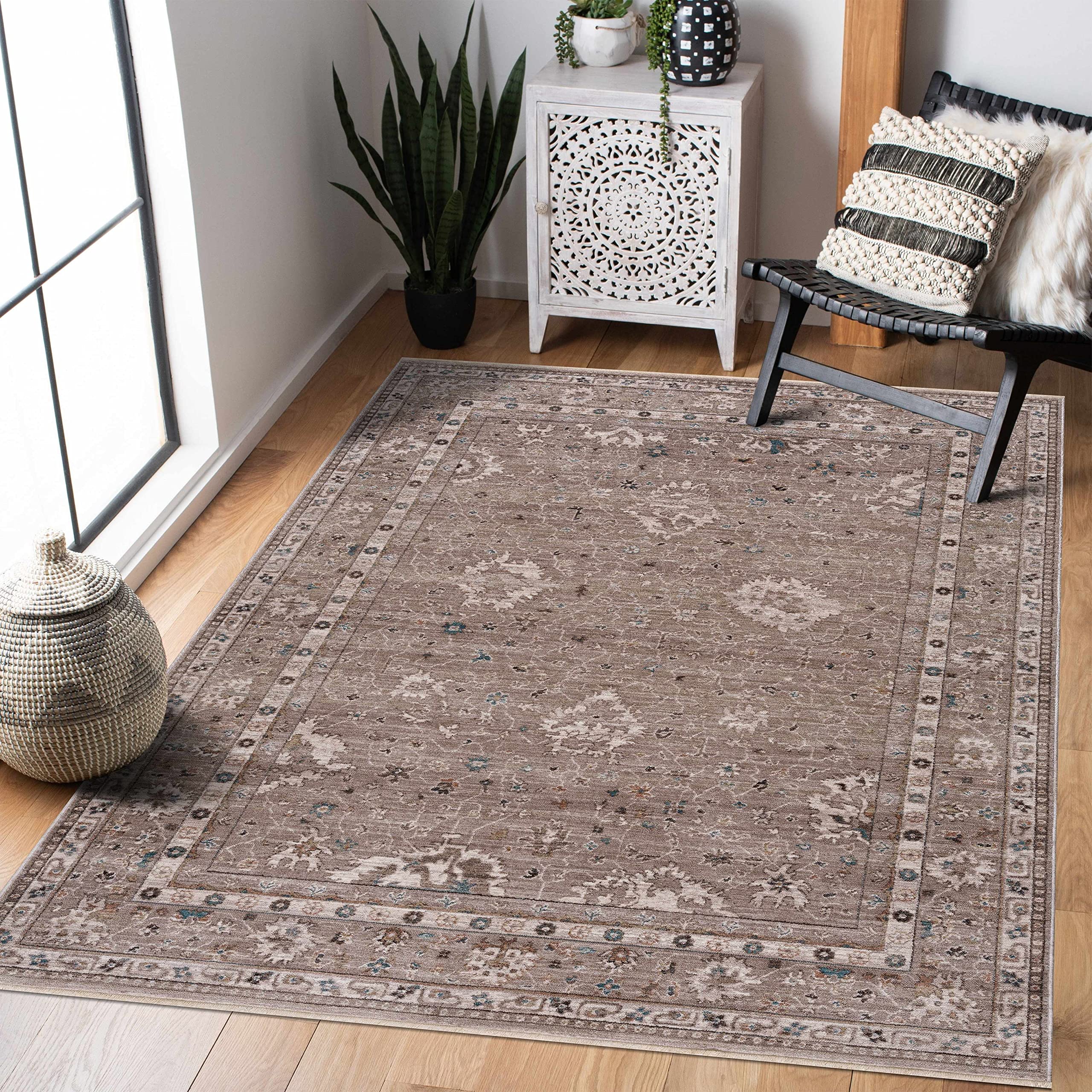 Hauteloom Bolitoc Traditional Round Area Rug 7'10