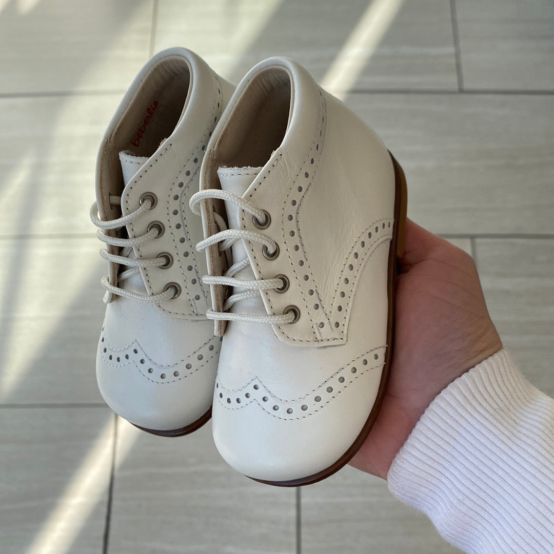 Beberlis Cream Wingtip Baby Booties - Soft Leather First Walkers for Boys & Girls - Perfect for Special Occasions, Christenings & Photo Shoots