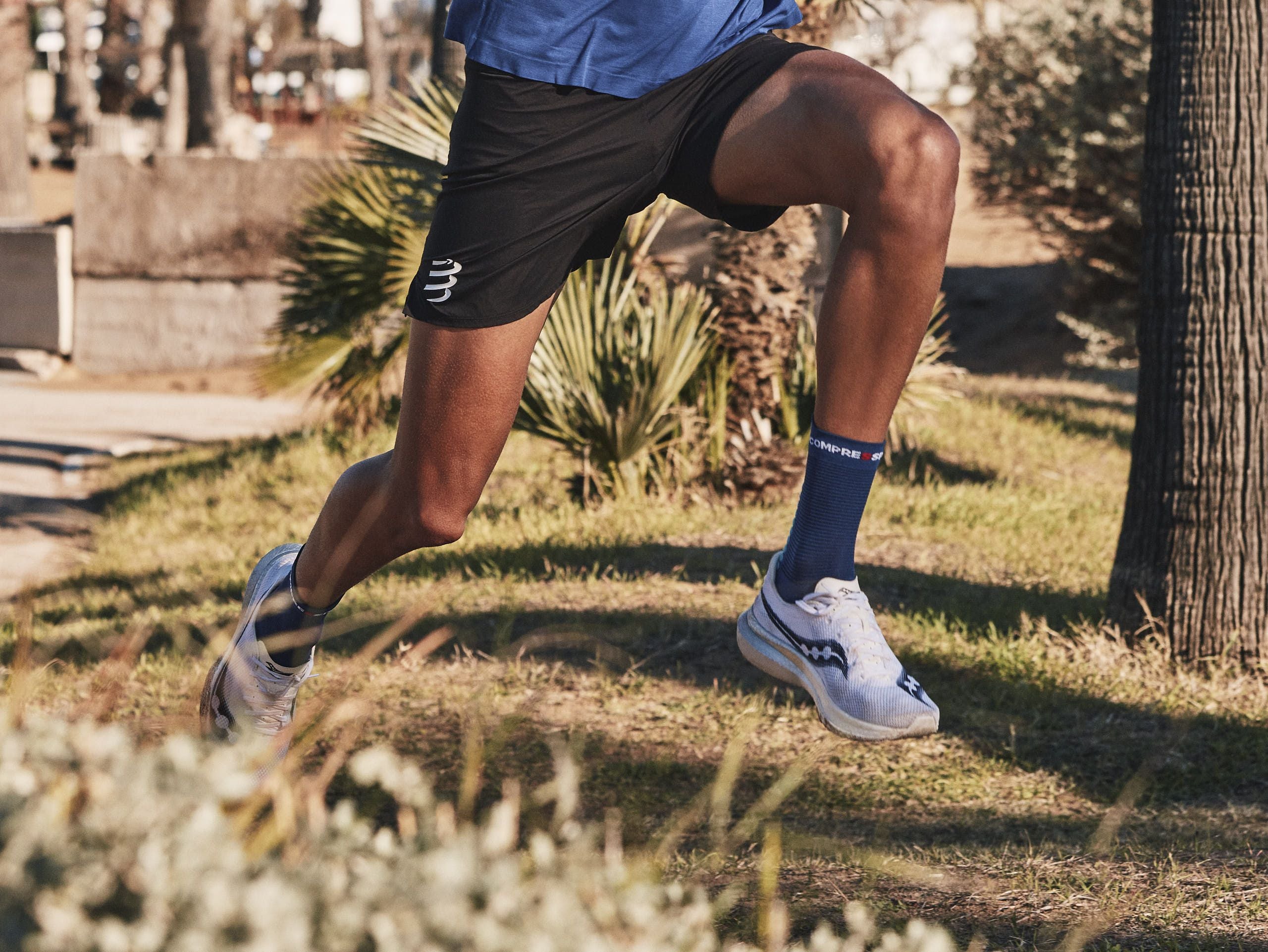 Compressport Unisex Pro Racing Socks v4.0 - High Performance Running Socks for Men & Women - Breathable & Supportive Athletic Socks in Sodalite/Fluo Blue - Ideal for Marathon, Trail Running & Triathlon Training