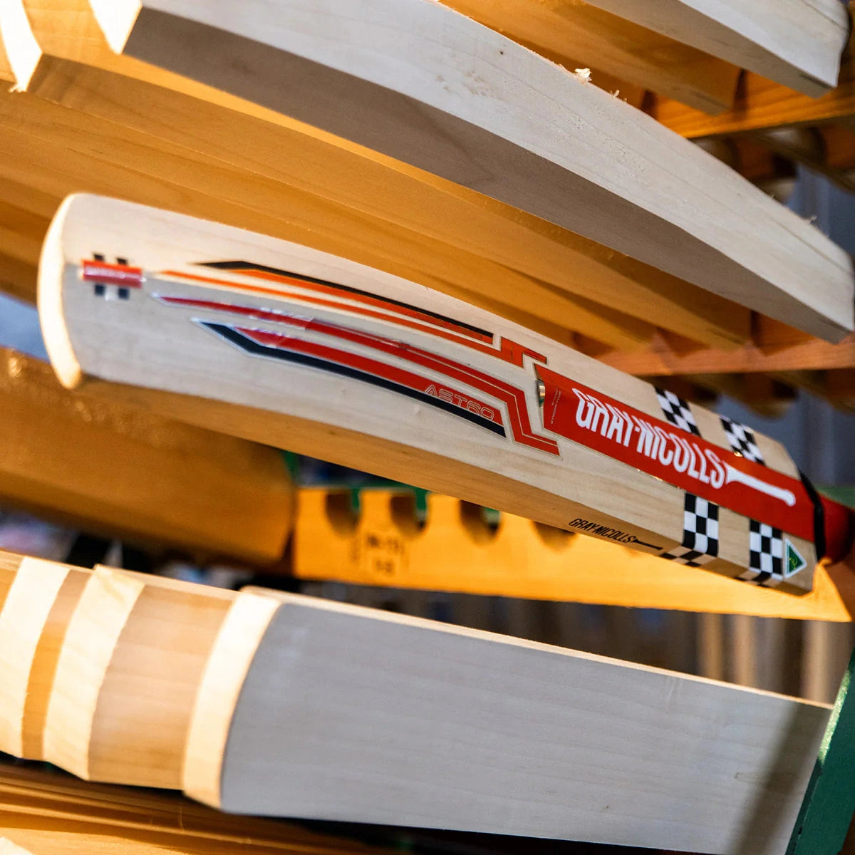 GN Astro 800 Junior Cricket Bat - Lightweight English Willow Cricket Bat for Kids & Youth | Perfect for Practice, Training & Junior Cricket Matches