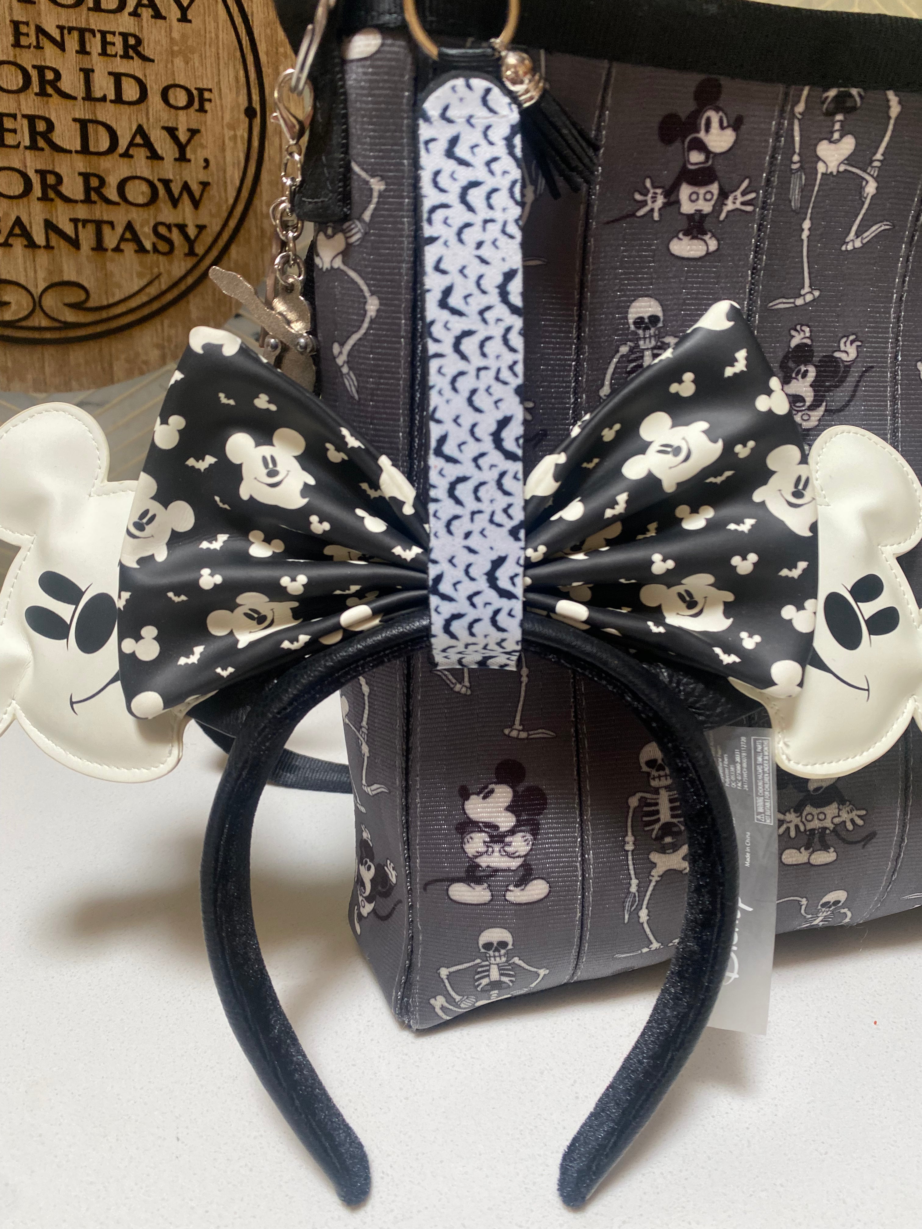 Gothic Bat Wristlet Keychain - Stylish Gothic Jewelry Accessory for Women, Perfect for Halloween, Cosplay, and Gothic Fashion