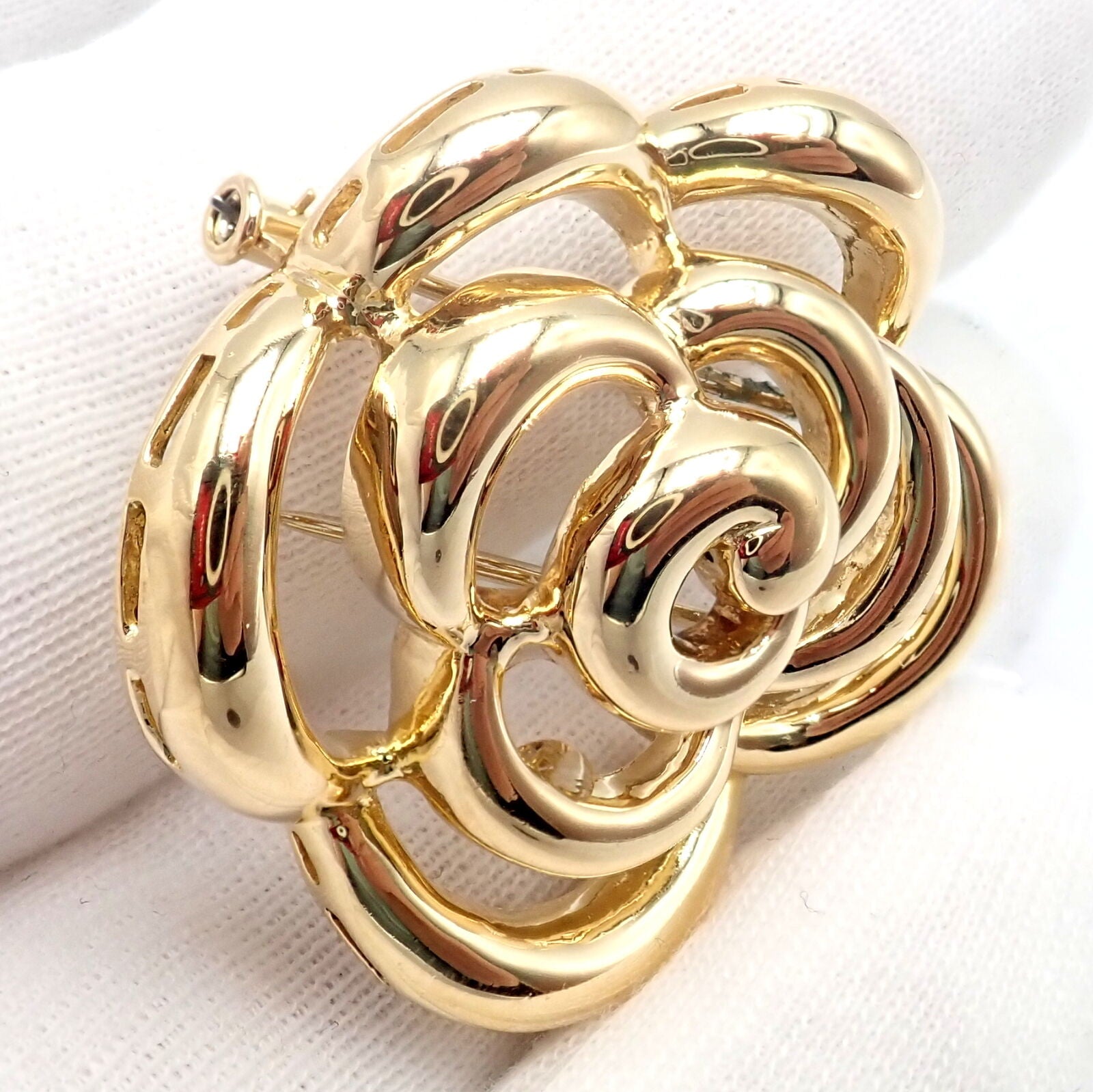 Authentic Van Cleef & Arpels 18k Yellow Gold Camellia Flower Pin Brooch Vintage 1998 - Elegant Jewelry for Women, Perfect for Special Occasions, Weddings & Gift Giving