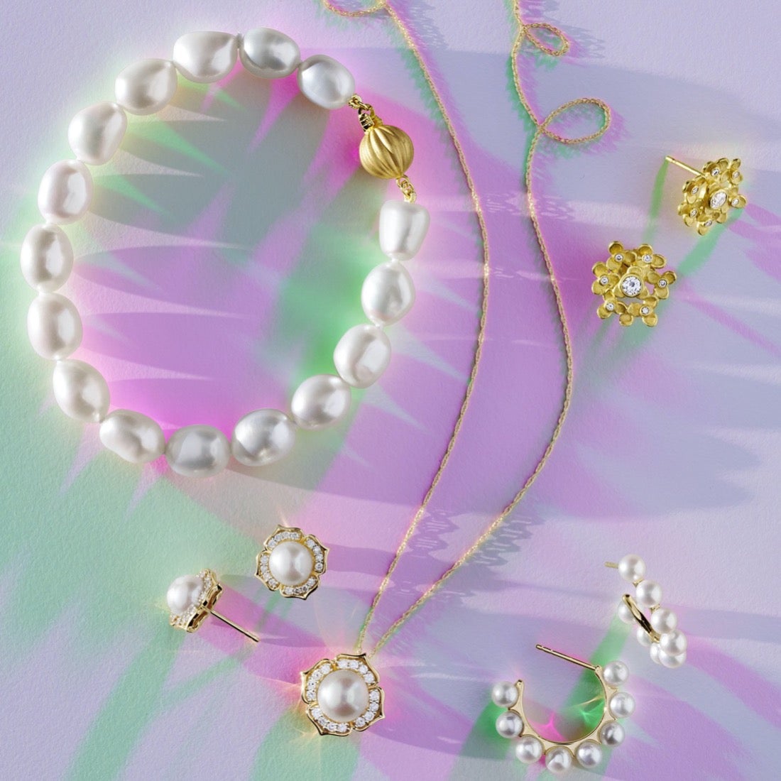 Elegant Baroque White Pearl & Gold Bracelet for Women - Vintage Luxury Jewelry Gift for Wedding, Party & Special Occasions