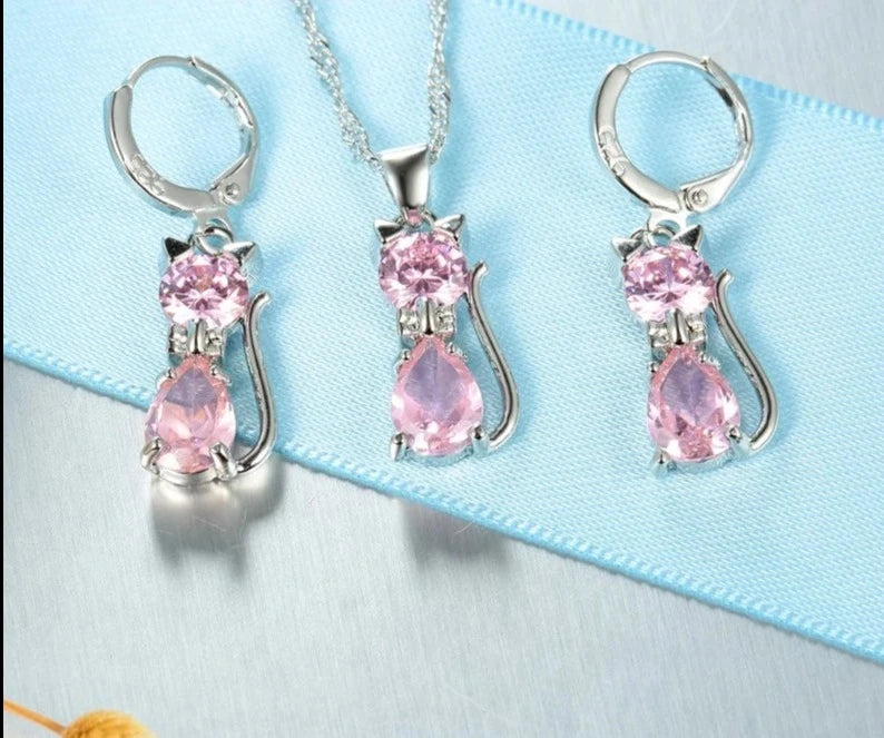 Stylish Cute Cat Pendant Necklace for Women - Elegant Animal Jewelry Gift for Cat Lovers - Perfect for Daily Wear, Parties & Special Occasions