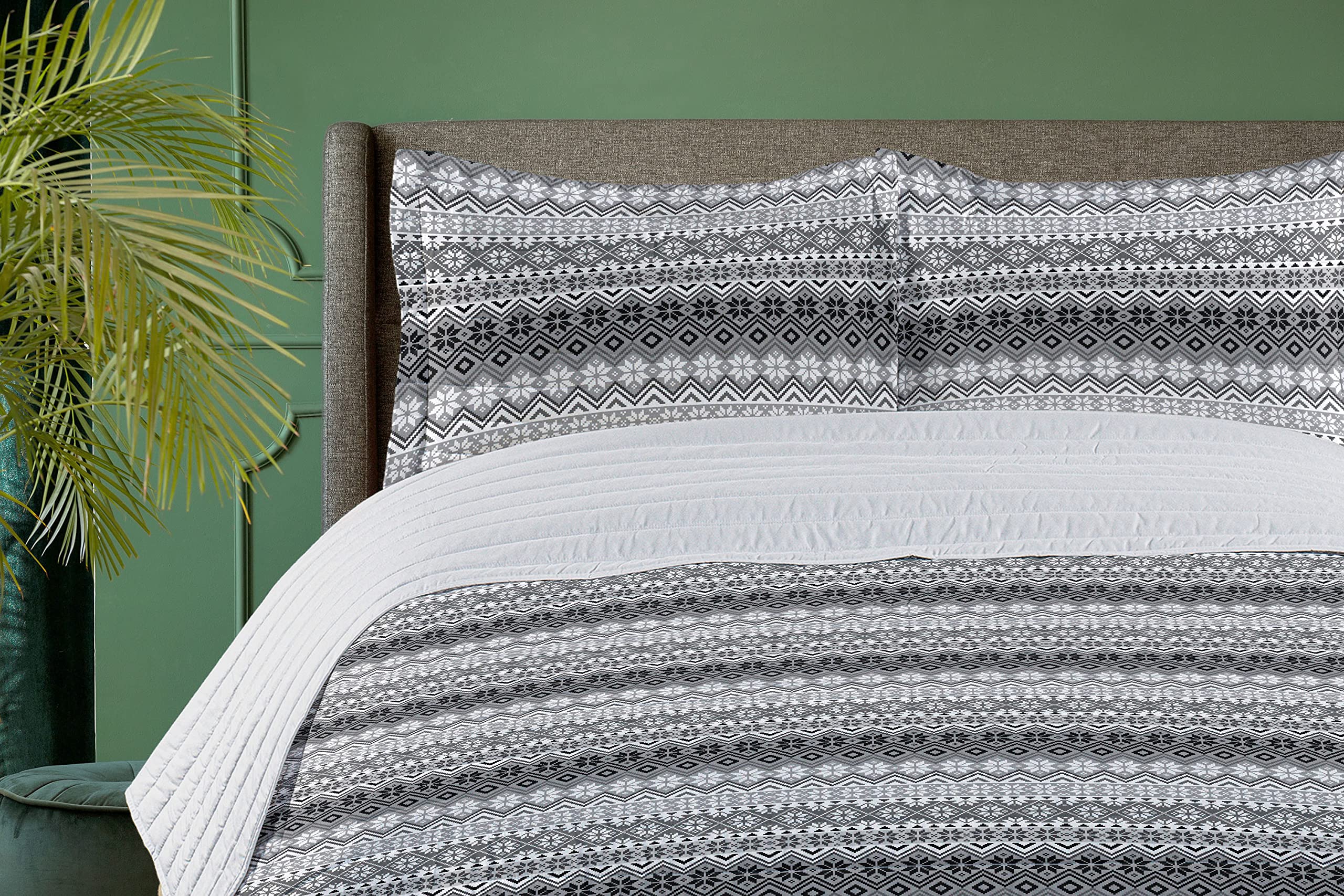 Ambesonne Nordic Microfiber Bedspread Set - Knitting Theme Chevron Pixel Art Scandinavian Design, Soft Queen Size Bedding with Pillow Shams & Comforter in Grey White Black | Perfect for Cozy Bedrooms, Guest Rooms & Modern Home Decor