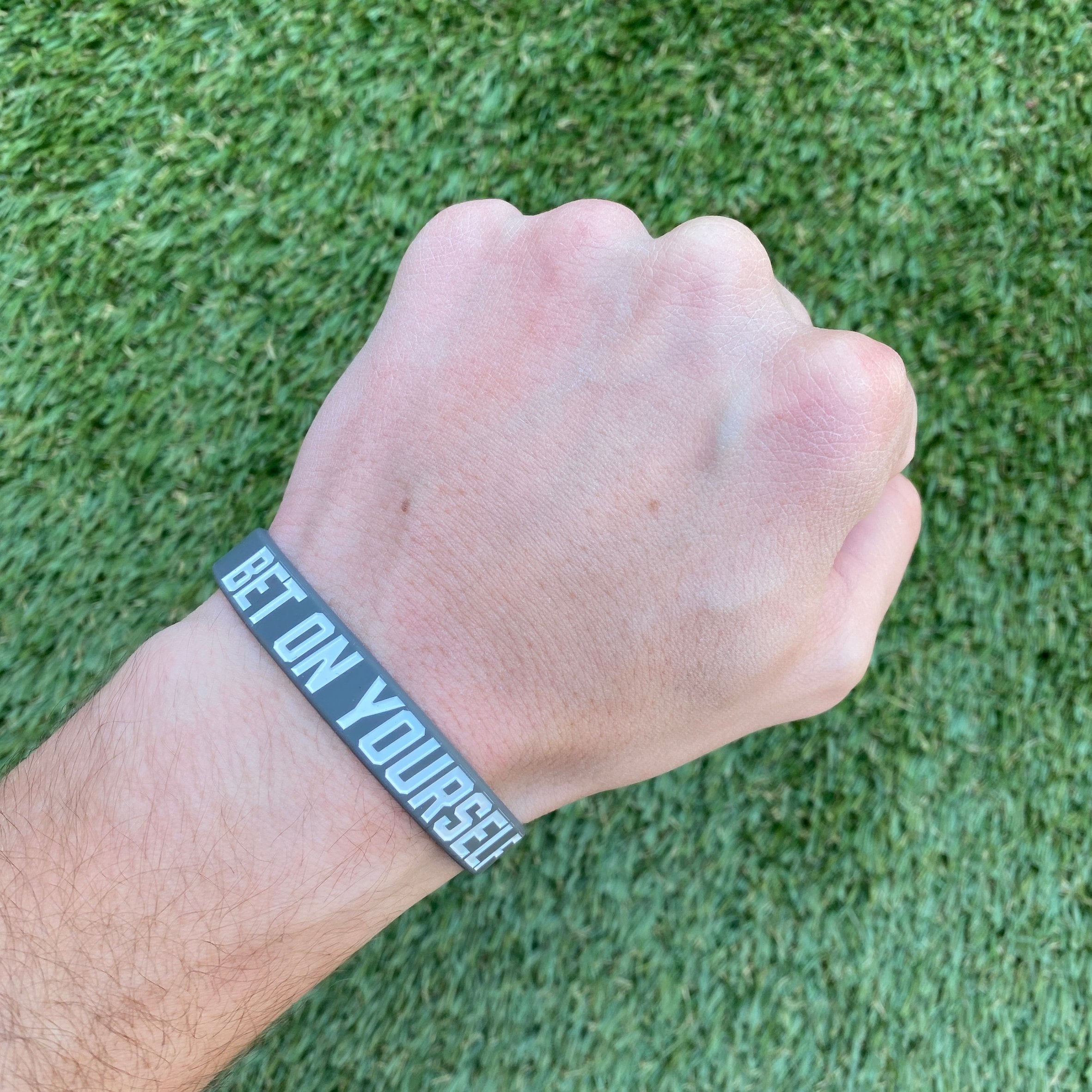 BET ON YOURSELF Motivational Wristband - Inspirational Silicone Bracelet for Fitness, Sports & Daily Motivation - Unisex Encouragement Gift for Men & Women