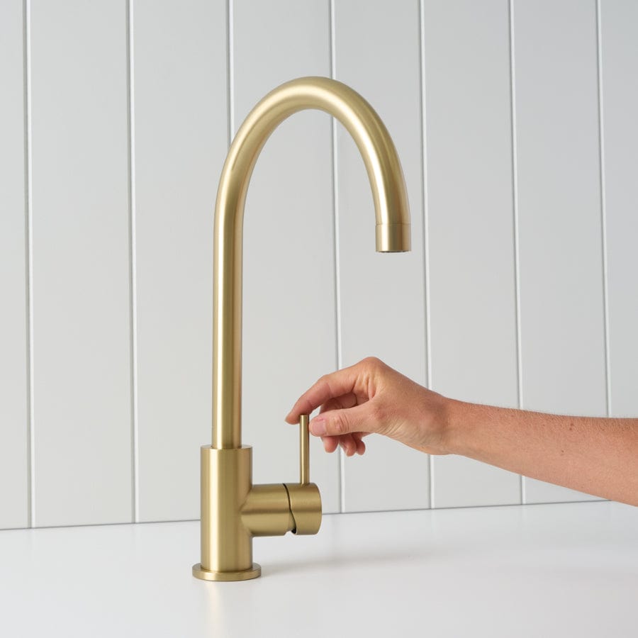 Sydney Round Kitchen Mixer Faucet in Brushed Brass Finish - Modern Pull-Down Sprayer for Sink, Perfect for Cooking, Washing Dishes & Kitchen Cleaning