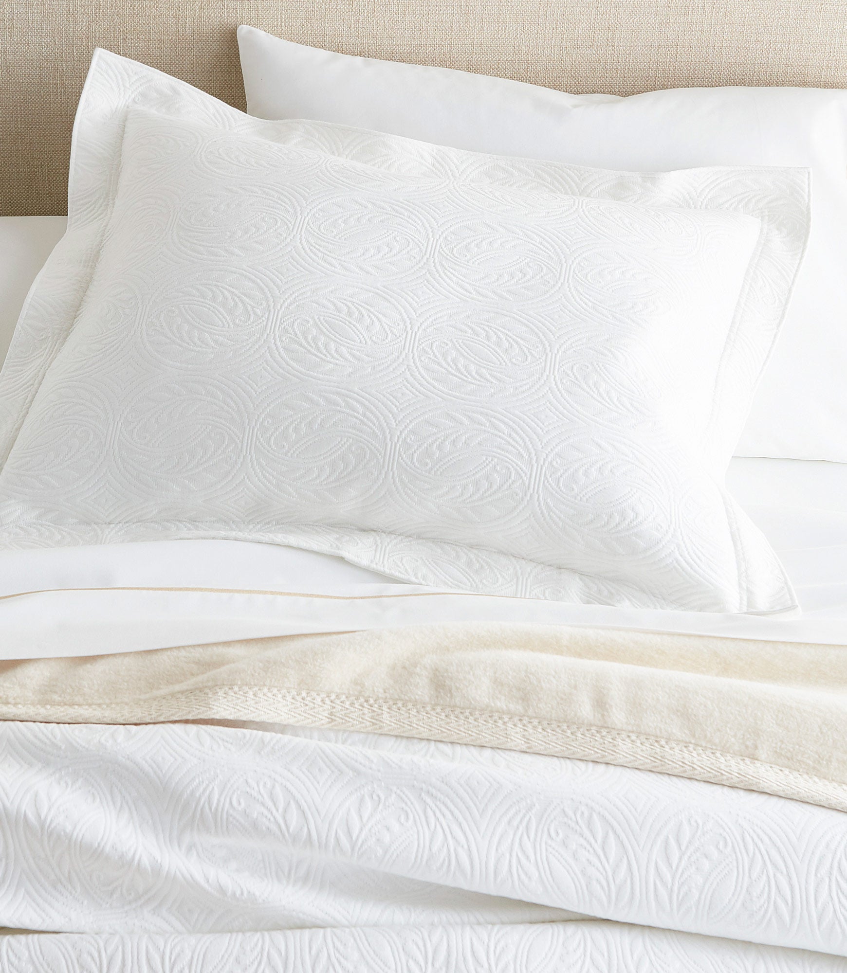 Luxury Vienna Matelassé Coverlet - Soft Quilted Bedspread for Queen Size Bed | Perfect for Guest Rooms, Master Bedrooms & Cozy Home Decor