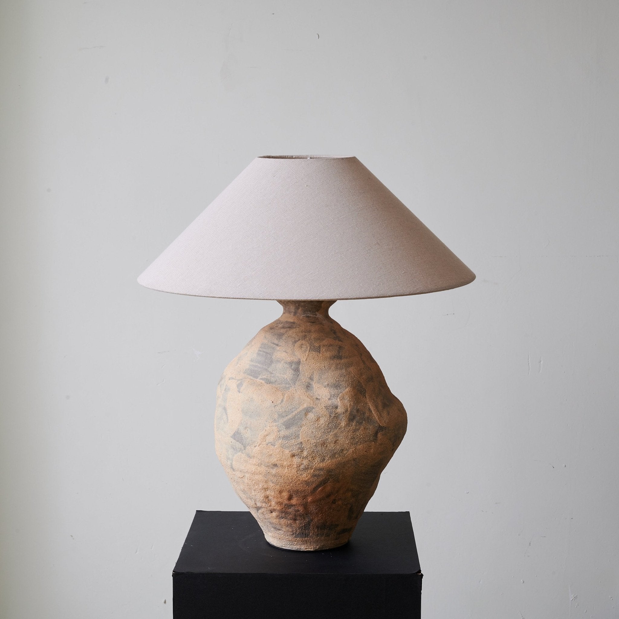 Duna Sculpted Clay Table Lamp - Handmade Ceramic Bedside Light for Living Room, Bedroom & Office Decor - Perfect for Cozy Ambiance & Modern Interior Design