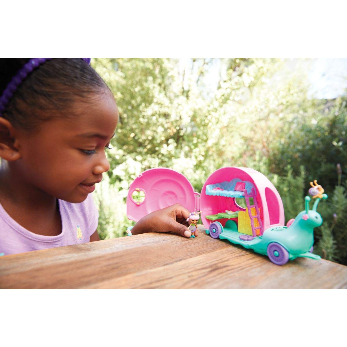 Enchantimals GCT42 Slow-Motion Camper Vehicle Playset with Saxon Snail Doll - Interactive Toy for Kids' Pretend Play & Travel Adventures