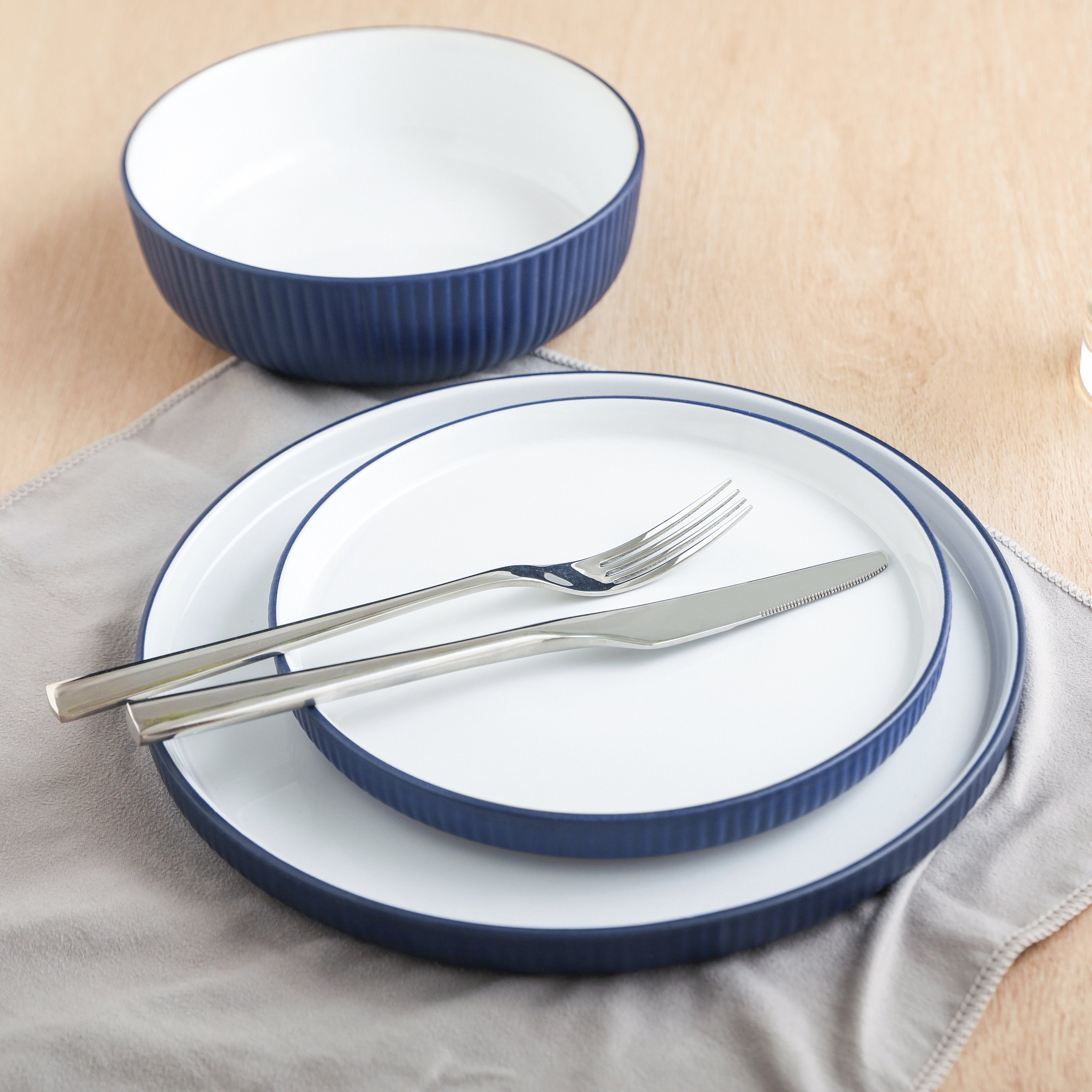Premium Laro Stoneware Dinnerware Set - 16-Piece Dark Blue Ceramic Plates & Bowls for Everyday Dining, Dishwasher & Microwave Safe - Elegant Dinnerware for Family Meals, Parties & Restaurants