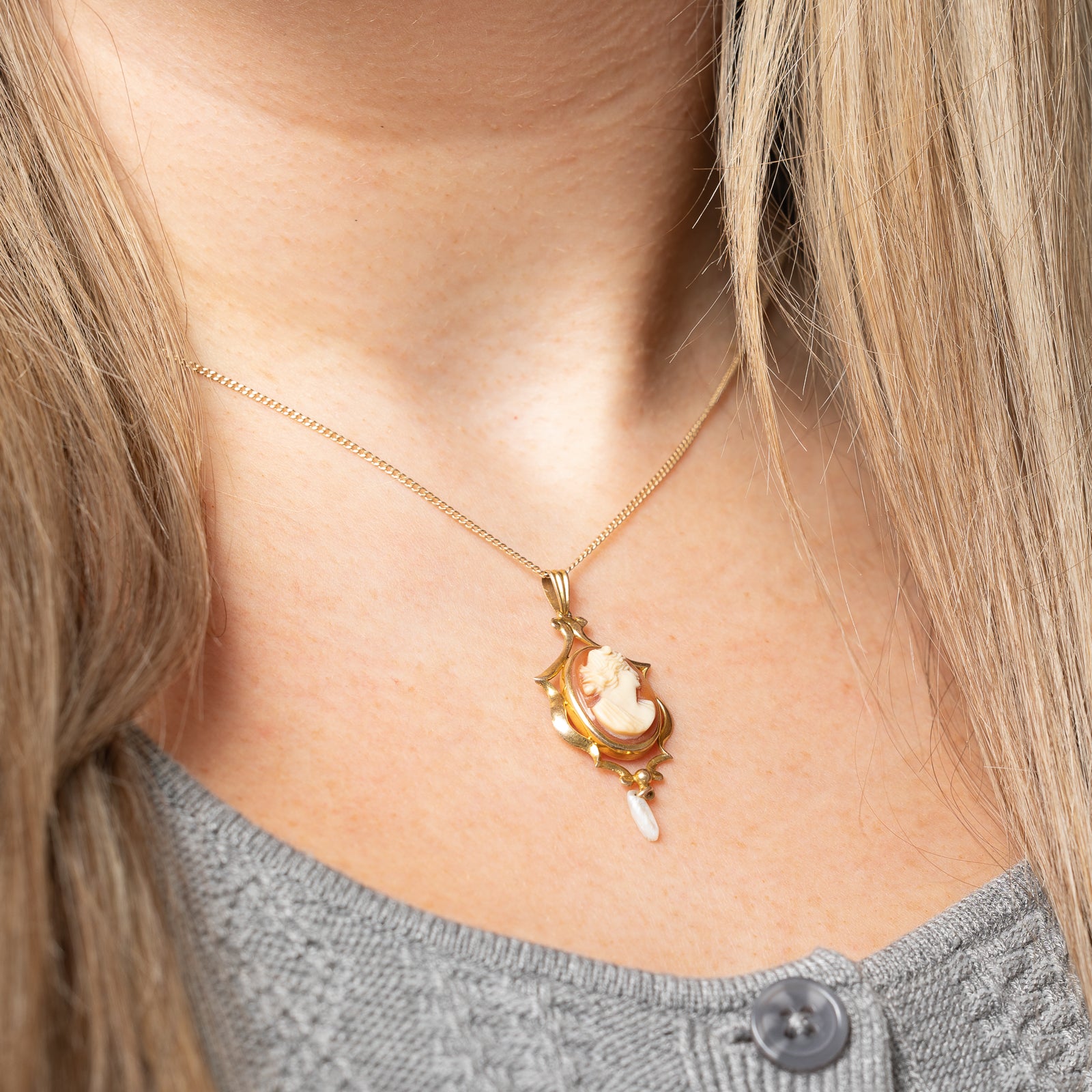 Elegant Seashell Cameo & Pearl Pendant Necklace - 5.00 Carat Genuine Pearl - Perfect for Weddings, Anniversaries & Special Occasions
