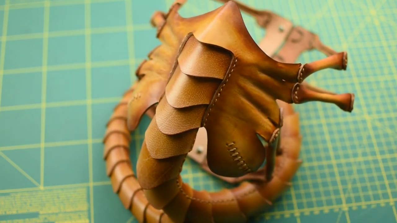 Facehugger Leather Face Mask Kit - Horror Cosplay Prop for Halloween & Movie Costumes - Perfect for Alien-Themed Parties & Sci-Fi Events