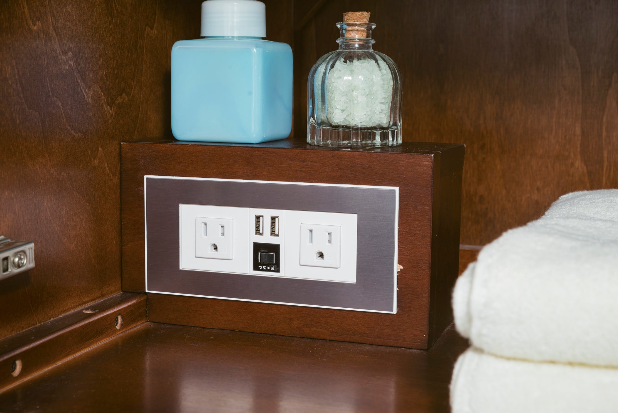 Columbia 48 Inch Single Bathroom Vanity in Coffee Oak with Glossy White Composite Top - Perfect for Modern Home Renovation and Small Space Bathroom Design