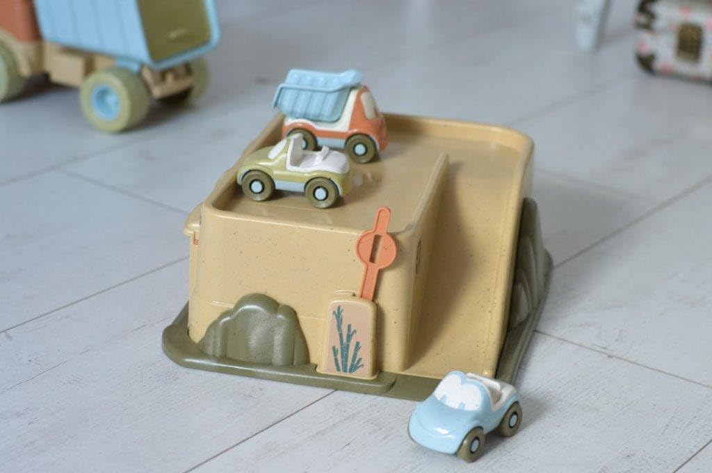 Dantoy 7523 Toy Garage & Car Wash Set for Kids – Interactive Pretend Play Toy for Toddlers – Perfect for Indoor Playtime & Imaginative Role-Playing Games