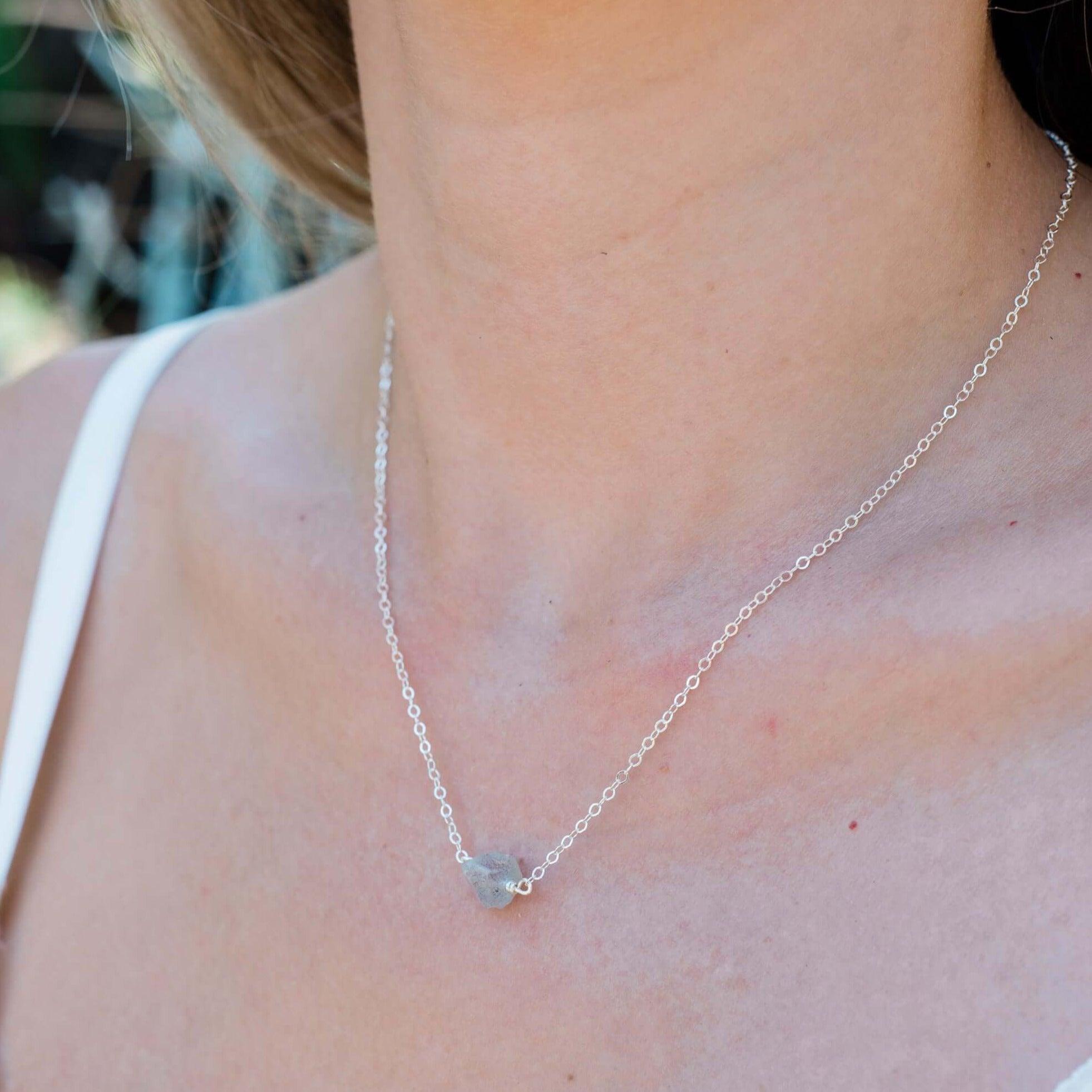 Raw Labradorite Crystal Nugget Necklace – Natural Healing Stone Jewelry for Women, Boho Chic Pendant for Spiritual Protection & Energy Balance | Perfect for Meditation, Yoga & Everyday Wear