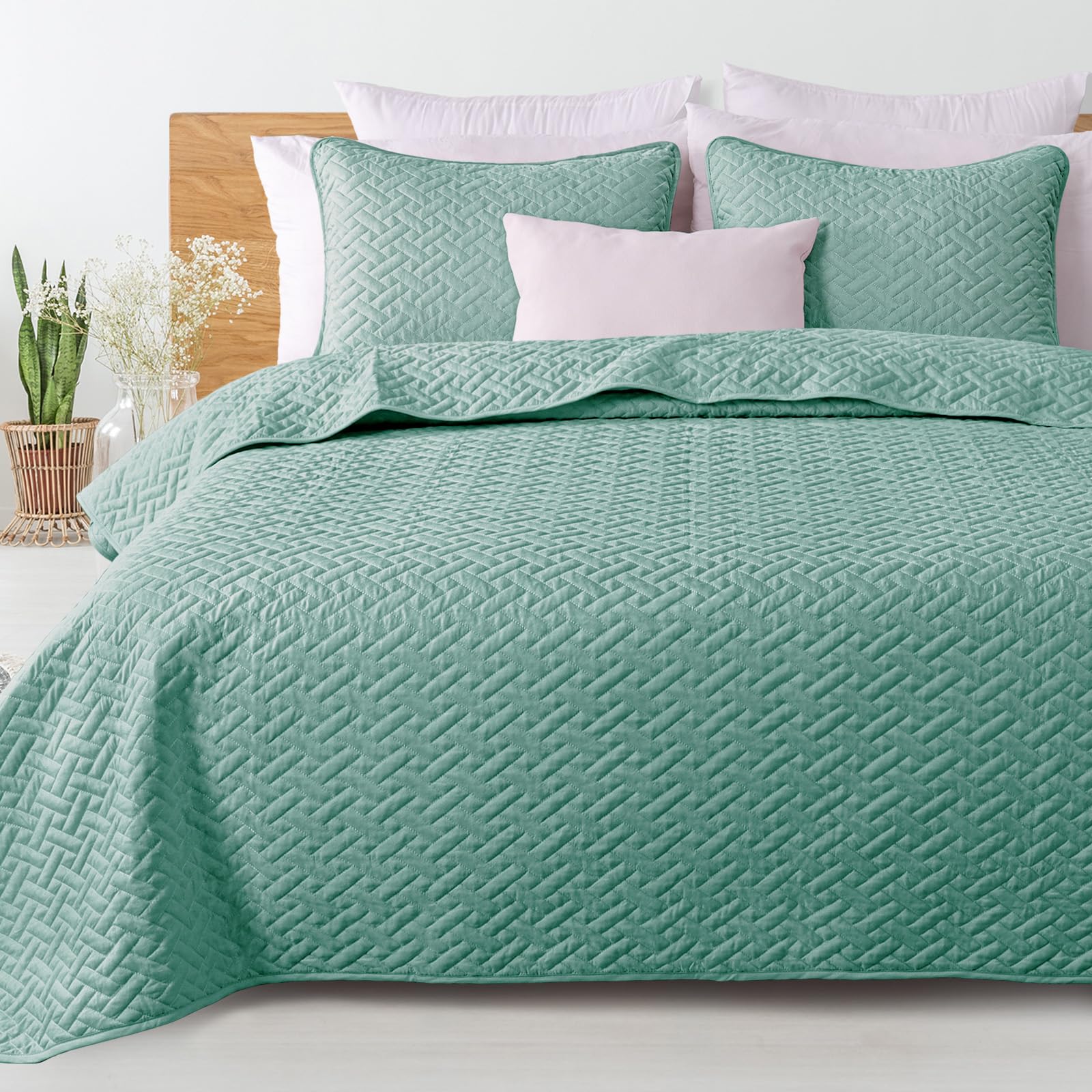 Exclusive Twin Size Quilted Bedding Set with Pillow Sham - Soft Lightweight All-Season Bedspread Coverlet in Teal Green | Perfect for Guest Rooms, Dormitories & Cozy Bedroom Decor