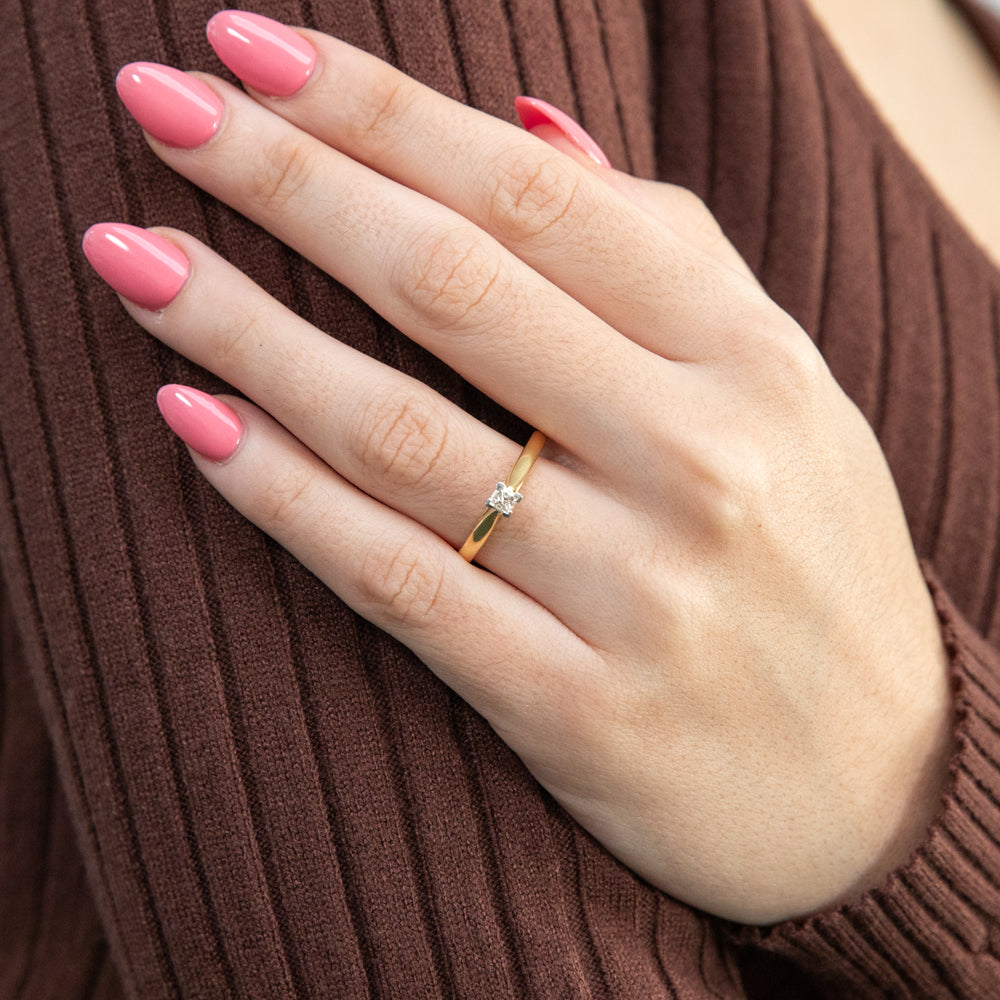 18ct Yellow Gold Solitaire Ring with 0.2 Carat Diamond - Elegant Engagement & Wedding Band for Women - Perfect for Proposals, Anniversaries & Special Occasions