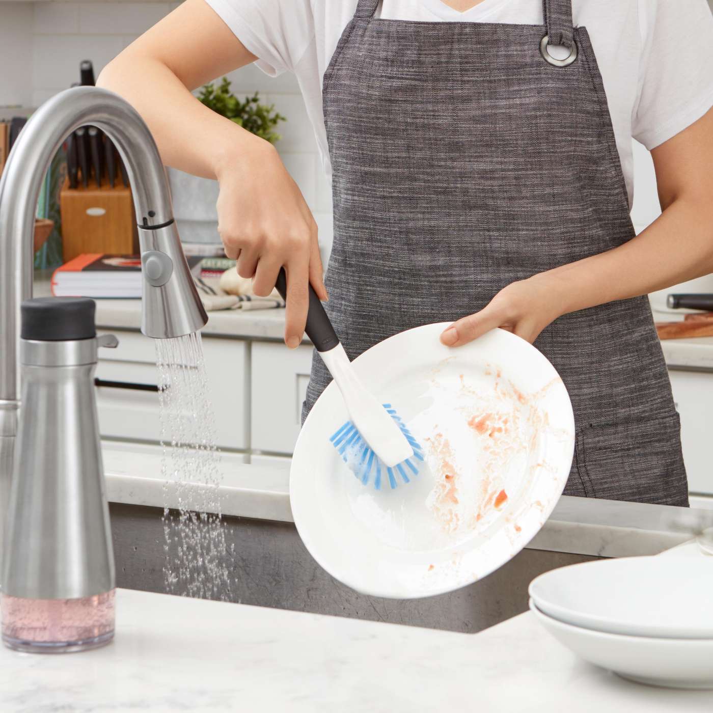 OXO Good Grips Dish Brush - Ergonomic Kitchen Scrubber with Soft Bristles for Non-Stick Pans & Delicate Dishes - Perfect for Hand Washing Dishes, Pots & Pans